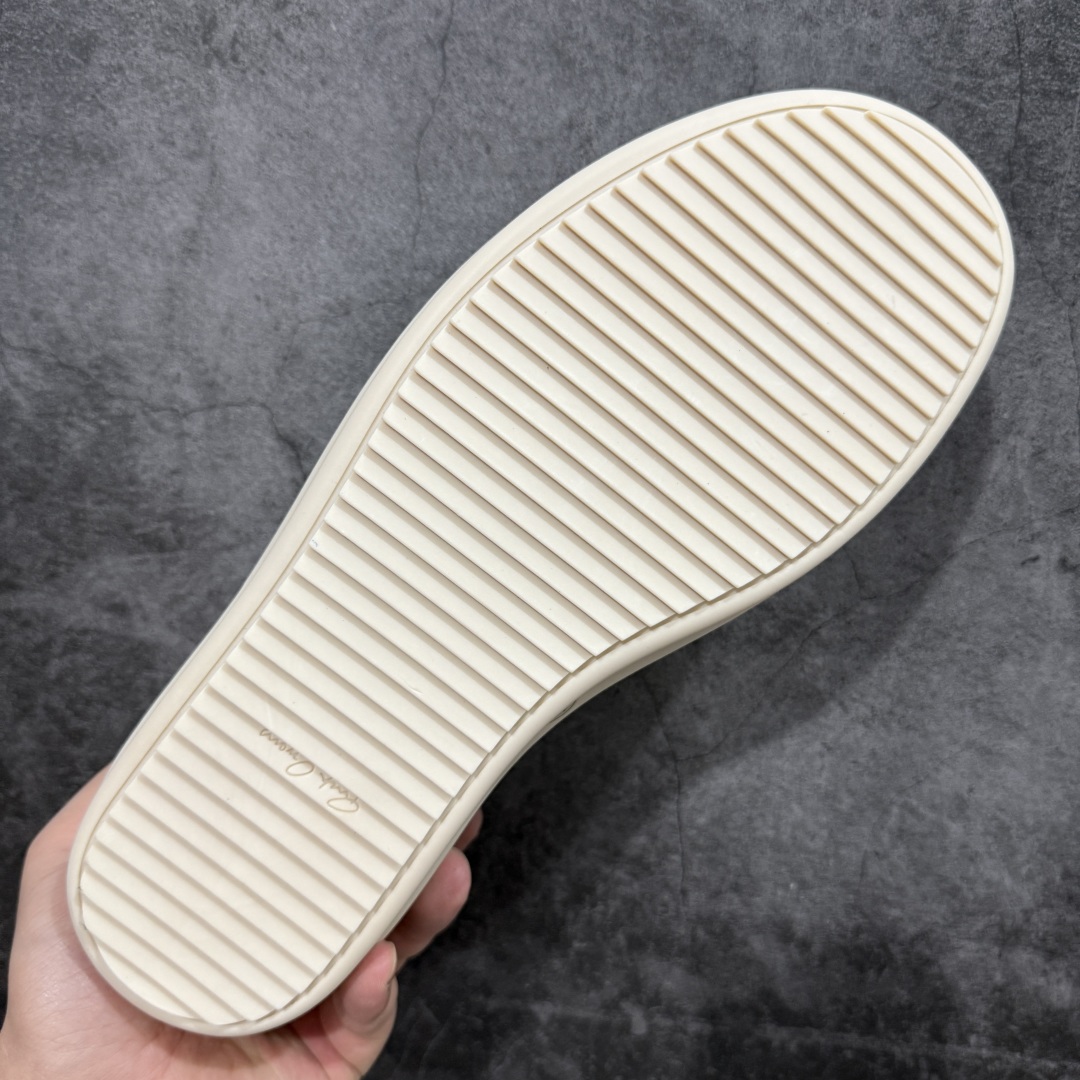 图片[9]-【S版本】RO欧文斯Rickowens 主线 经典西瓜头款式“RO低帮黑白进口原料牛皮 莞产A级货 主打外贸 微店 平台 12个色陆续上架后续配色还在更新中 产品只会越做越漂亮💯 【鞋头采用原版一致工艺 又翘又歪的效果目前这个技术市面上的任何版本都达不到这个效果】 【经历了3个半月时间洪师傅带领8人团队终于研究出1-1复刻还原版本 东莞厚街洪师傅是一位有着17年的开板师经验丰富的一位老师傅 一针一孔的研究‼️ 私模开发205个走针69个细节一步到位不敢说百分百💯保证有百分之98还原 慢工出细活 好的产品不怕晚 这次的开发针对艺术家 收藏家 高品质 的人群】 水染粒面小牛皮材质，和针车间距都是极致还原！ 顶级头层的小牛皮，质感无敌，奢侈品的触感！ 定制品牌logo的拉链！超大一比一规格礼盒装，重达3斤以上，外加定制欧文斯保护盒！ 配有日文、英文，双语种配件卡片！细节诠释，一件不落。 鞋盒翻盖 三标，正面+底部都一一做到！虽然增加不了实质的成本，但是打磨产品的细节，再微小也会还原！ 尺码：35 36 37 38 39 40 41 42 43 44 45 46-选品中心