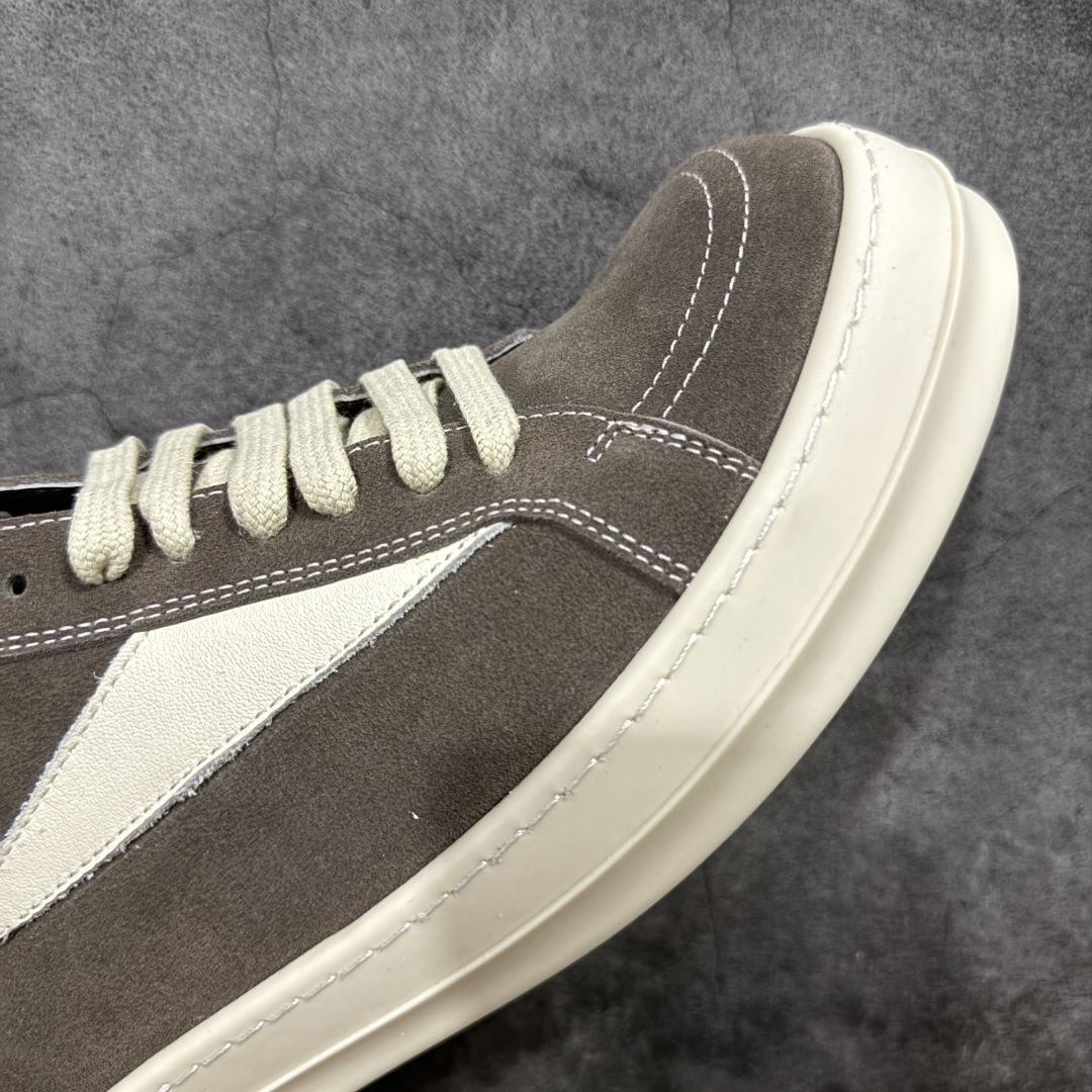 图片[6]-【S版本】RO欧文斯Rickowens 主线 经典西瓜头款式“RO低帮黑白进口原料牛皮 莞产A级货 主打外贸 微店 平台 12个色陆续上架后续配色还在更新中 产品只会越做越漂亮💯 【鞋头采用原版一致工艺 又翘又歪的效果目前这个技术市面上的任何版本都达不到这个效果】 【经历了3个半月时间洪师傅带领8人团队终于研究出1-1复刻还原版本 东莞厚街洪师傅是一位有着17年的开板师经验丰富的一位老师傅 一针一孔的研究‼️ 私模开发205个走针69个细节一步到位不敢说百分百💯保证有百分之98还原 慢工出细活 好的产品不怕晚 这次的开发针对艺术家 收藏家 高品质 的人群】 水染粒面小牛皮材质，和针车间距都是极致还原！ 顶级头层的小牛皮，质感无敌，奢侈品的触感！ 定制品牌logo的拉链！超大一比一规格礼盒装，重达3斤以上，外加定制欧文斯保护盒！ 配有日文、英文，双语种配件卡片！细节诠释，一件不落。 鞋盒翻盖 三标，正面+底部都一一做到！虽然增加不了实质的成本，但是打磨产品的细节，再微小也会还原！ 尺码：35 36 37 38 39 40 41 42 43 44 45 46-选品中心