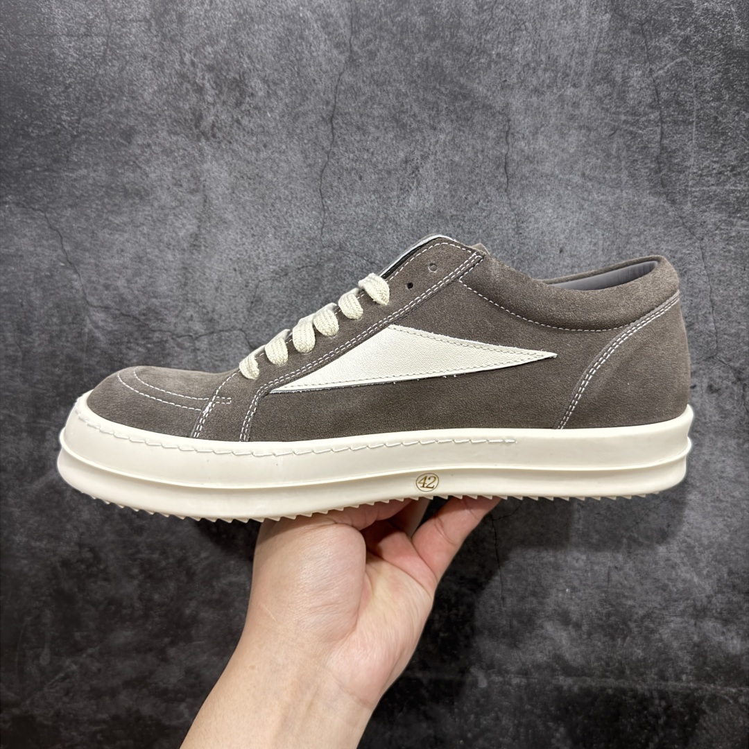 图片[2]-【S版本】RO欧文斯Rickowens 主线 经典西瓜头款式“RO低帮黑白进口原料牛皮 莞产A级货 主打外贸 微店 平台 12个色陆续上架后续配色还在更新中 产品只会越做越漂亮💯 【鞋头采用原版一致工艺 又翘又歪的效果目前这个技术市面上的任何版本都达不到这个效果】 【经历了3个半月时间洪师傅带领8人团队终于研究出1-1复刻还原版本 东莞厚街洪师傅是一位有着17年的开板师经验丰富的一位老师傅 一针一孔的研究‼️ 私模开发205个走针69个细节一步到位不敢说百分百💯保证有百分之98还原 慢工出细活 好的产品不怕晚 这次的开发针对艺术家 收藏家 高品质 的人群】 水染粒面小牛皮材质，和针车间距都是极致还原！ 顶级头层的小牛皮，质感无敌，奢侈品的触感！ 定制品牌logo的拉链！超大一比一规格礼盒装，重达3斤以上，外加定制欧文斯保护盒！ 配有日文、英文，双语种配件卡片！细节诠释，一件不落。 鞋盒翻盖 三标，正面+底部都一一做到！虽然增加不了实质的成本，但是打磨产品的细节，再微小也会还原！ 尺码：35 36 37 38 39 40 41 42 43 44 45 46-选品中心