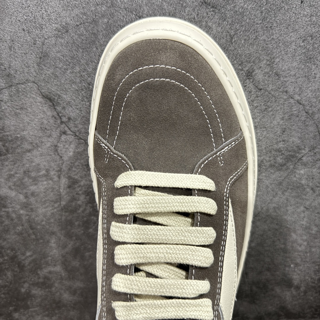 图片[5]-【S版本】RO欧文斯Rickowens 主线 经典西瓜头款式“RO低帮黑白进口原料牛皮 莞产A级货 主打外贸 微店 平台 12个色陆续上架后续配色还在更新中 产品只会越做越漂亮💯 【鞋头采用原版一致工艺 又翘又歪的效果目前这个技术市面上的任何版本都达不到这个效果】 【经历了3个半月时间洪师傅带领8人团队终于研究出1-1复刻还原版本 东莞厚街洪师傅是一位有着17年的开板师经验丰富的一位老师傅 一针一孔的研究‼️ 私模开发205个走针69个细节一步到位不敢说百分百💯保证有百分之98还原 慢工出细活 好的产品不怕晚 这次的开发针对艺术家 收藏家 高品质 的人群】 水染粒面小牛皮材质，和针车间距都是极致还原！ 顶级头层的小牛皮，质感无敌，奢侈品的触感！ 定制品牌logo的拉链！超大一比一规格礼盒装，重达3斤以上，外加定制欧文斯保护盒！ 配有日文、英文，双语种配件卡片！细节诠释，一件不落。 鞋盒翻盖 三标，正面+底部都一一做到！虽然增加不了实质的成本，但是打磨产品的细节，再微小也会还原！ 尺码：35 36 37 38 39 40 41 42 43 44 45 46-选品中心