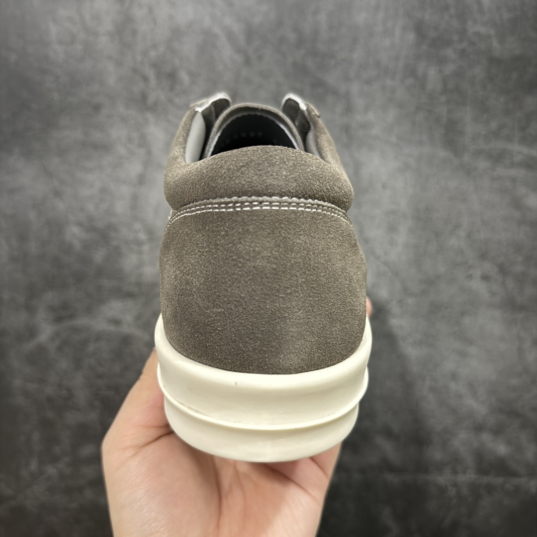 图片[4]-【S版本】RO欧文斯Rickowens 主线 经典西瓜头款式“RO低帮黑白进口原料牛皮 莞产A级货 主打外贸 微店 平台 12个色陆续上架后续配色还在更新中 产品只会越做越漂亮💯 【鞋头采用原版一致工艺 又翘又歪的效果目前这个技术市面上的任何版本都达不到这个效果】 【经历了3个半月时间洪师傅带领8人团队终于研究出1-1复刻还原版本 东莞厚街洪师傅是一位有着17年的开板师经验丰富的一位老师傅 一针一孔的研究‼️ 私模开发205个走针69个细节一步到位不敢说百分百💯保证有百分之98还原 慢工出细活 好的产品不怕晚 这次的开发针对艺术家 收藏家 高品质 的人群】 水染粒面小牛皮材质，和针车间距都是极致还原！ 顶级头层的小牛皮，质感无敌，奢侈品的触感！ 定制品牌logo的拉链！超大一比一规格礼盒装，重达3斤以上，外加定制欧文斯保护盒！ 配有日文、英文，双语种配件卡片！细节诠释，一件不落。 鞋盒翻盖 三标，正面+底部都一一做到！虽然增加不了实质的成本，但是打磨产品的细节，再微小也会还原！ 尺码：35 36 37 38 39 40 41 42 43 44 45 46-选品中心