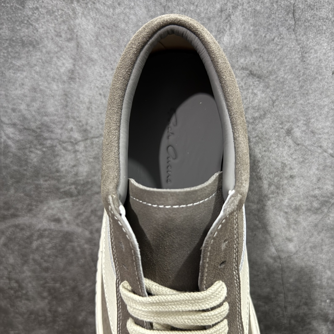 图片[8]-【S版本】RO欧文斯Rickowens 主线 经典西瓜头款式“RO低帮黑白进口原料牛皮 莞产A级货 主打外贸 微店 平台 12个色陆续上架后续配色还在更新中 产品只会越做越漂亮💯 【鞋头采用原版一致工艺 又翘又歪的效果目前这个技术市面上的任何版本都达不到这个效果】 【经历了3个半月时间洪师傅带领8人团队终于研究出1-1复刻还原版本 东莞厚街洪师傅是一位有着17年的开板师经验丰富的一位老师傅 一针一孔的研究‼️ 私模开发205个走针69个细节一步到位不敢说百分百💯保证有百分之98还原 慢工出细活 好的产品不怕晚 这次的开发针对艺术家 收藏家 高品质 的人群】 水染粒面小牛皮材质，和针车间距都是极致还原！ 顶级头层的小牛皮，质感无敌，奢侈品的触感！ 定制品牌logo的拉链！超大一比一规格礼盒装，重达3斤以上，外加定制欧文斯保护盒！ 配有日文、英文，双语种配件卡片！细节诠释，一件不落。 鞋盒翻盖 三标，正面+底部都一一做到！虽然增加不了实质的成本，但是打磨产品的细节，再微小也会还原！ 尺码：35 36 37 38 39 40 41 42 43 44 45 46-选品中心