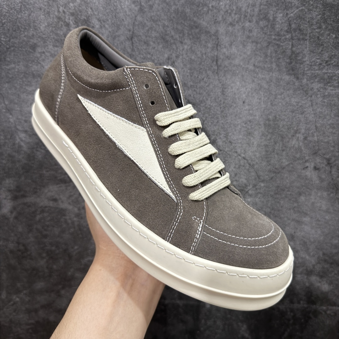 图片[3]-【S版本】RO欧文斯Rickowens 主线 经典西瓜头款式“RO低帮黑白进口原料牛皮 莞产A级货 主打外贸 微店 平台 12个色陆续上架后续配色还在更新中 产品只会越做越漂亮💯 【鞋头采用原版一致工艺 又翘又歪的效果目前这个技术市面上的任何版本都达不到这个效果】 【经历了3个半月时间洪师傅带领8人团队终于研究出1-1复刻还原版本 东莞厚街洪师傅是一位有着17年的开板师经验丰富的一位老师傅 一针一孔的研究‼️ 私模开发205个走针69个细节一步到位不敢说百分百💯保证有百分之98还原 慢工出细活 好的产品不怕晚 这次的开发针对艺术家 收藏家 高品质 的人群】 水染粒面小牛皮材质，和针车间距都是极致还原！ 顶级头层的小牛皮，质感无敌，奢侈品的触感！ 定制品牌logo的拉链！超大一比一规格礼盒装，重达3斤以上，外加定制欧文斯保护盒！ 配有日文、英文，双语种配件卡片！细节诠释，一件不落。 鞋盒翻盖 三标，正面+底部都一一做到！虽然增加不了实质的成本，但是打磨产品的细节，再微小也会还原！ 尺码：35 36 37 38 39 40 41 42 43 44 45 46-选品中心