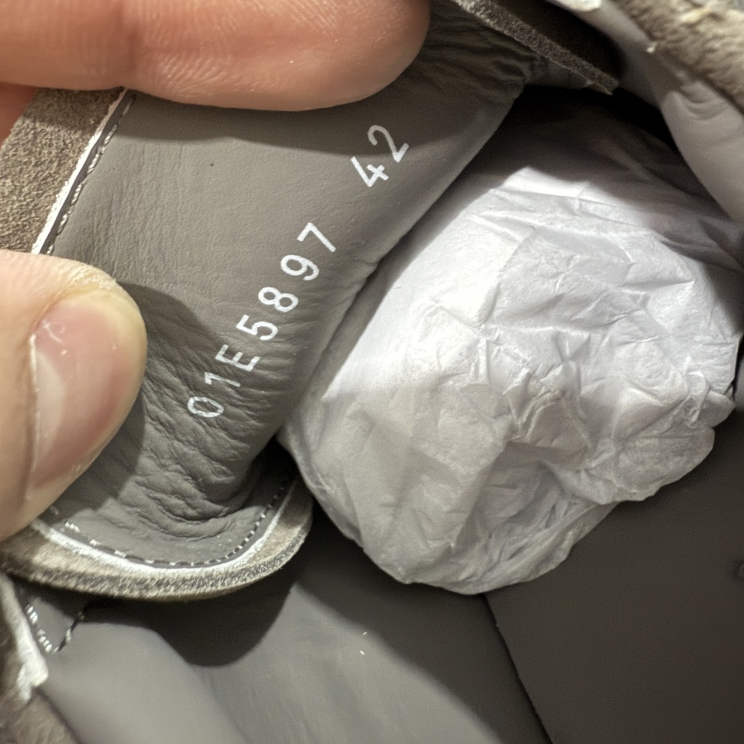 图片[2]-【S版本】RO欧文斯Rickowens 主线 经典西瓜头款式“RO低帮黑白进口原料牛皮 莞产A级货 主打外贸 微店 平台 12个色陆续上架后续配色还在更新中 产品只会越做越漂亮💯 【鞋头采用原版一致工艺 又翘又歪的效果目前这个技术市面上的任何版本都达不到这个效果】 【经历了3个半月时间洪师傅带领8人团队终于研究出1-1复刻还原版本 东莞厚街洪师傅是一位有着17年的开板师经验丰富的一位老师傅 一针一孔的研究‼️ 私模开发205个走针69个细节一步到位不敢说百分百💯保证有百分之98还原 慢工出细活 好的产品不怕晚 这次的开发针对艺术家 收藏家 高品质 的人群】 水染粒面小牛皮材质，和针车间距都是极致还原！ 顶级头层的小牛皮，质感无敌，奢侈品的触感！ 定制品牌logo的拉链！超大一比一规格礼盒装，重达3斤以上，外加定制欧文斯保护盒！ 配有日文、英文，双语种配件卡片！细节诠释，一件不落。 鞋盒翻盖 三标，正面+底部都一一做到！虽然增加不了实质的成本，但是打磨产品的细节，再微小也会还原！ 尺码：35 36 37 38 39 40 41 42 43 44 45 46-选品中心