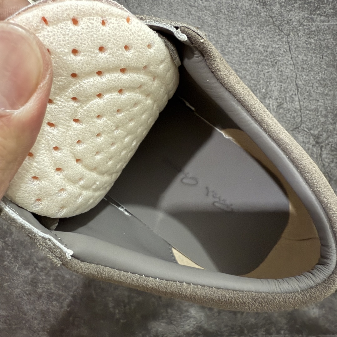 图片[4]-【S版本】RO欧文斯Rickowens 主线 经典西瓜头款式“RO低帮黑白进口原料牛皮 莞产A级货 主打外贸 微店 平台 12个色陆续上架后续配色还在更新中 产品只会越做越漂亮💯 【鞋头采用原版一致工艺 又翘又歪的效果目前这个技术市面上的任何版本都达不到这个效果】 【经历了3个半月时间洪师傅带领8人团队终于研究出1-1复刻还原版本 东莞厚街洪师傅是一位有着17年的开板师经验丰富的一位老师傅 一针一孔的研究‼️ 私模开发205个走针69个细节一步到位不敢说百分百💯保证有百分之98还原 慢工出细活 好的产品不怕晚 这次的开发针对艺术家 收藏家 高品质 的人群】 水染粒面小牛皮材质，和针车间距都是极致还原！ 顶级头层的小牛皮，质感无敌，奢侈品的触感！ 定制品牌logo的拉链！超大一比一规格礼盒装，重达3斤以上，外加定制欧文斯保护盒！ 配有日文、英文，双语种配件卡片！细节诠释，一件不落。 鞋盒翻盖 三标，正面+底部都一一做到！虽然增加不了实质的成本，但是打磨产品的细节，再微小也会还原！ 尺码：35 36 37 38 39 40 41 42 43 44 45 46-选品中心