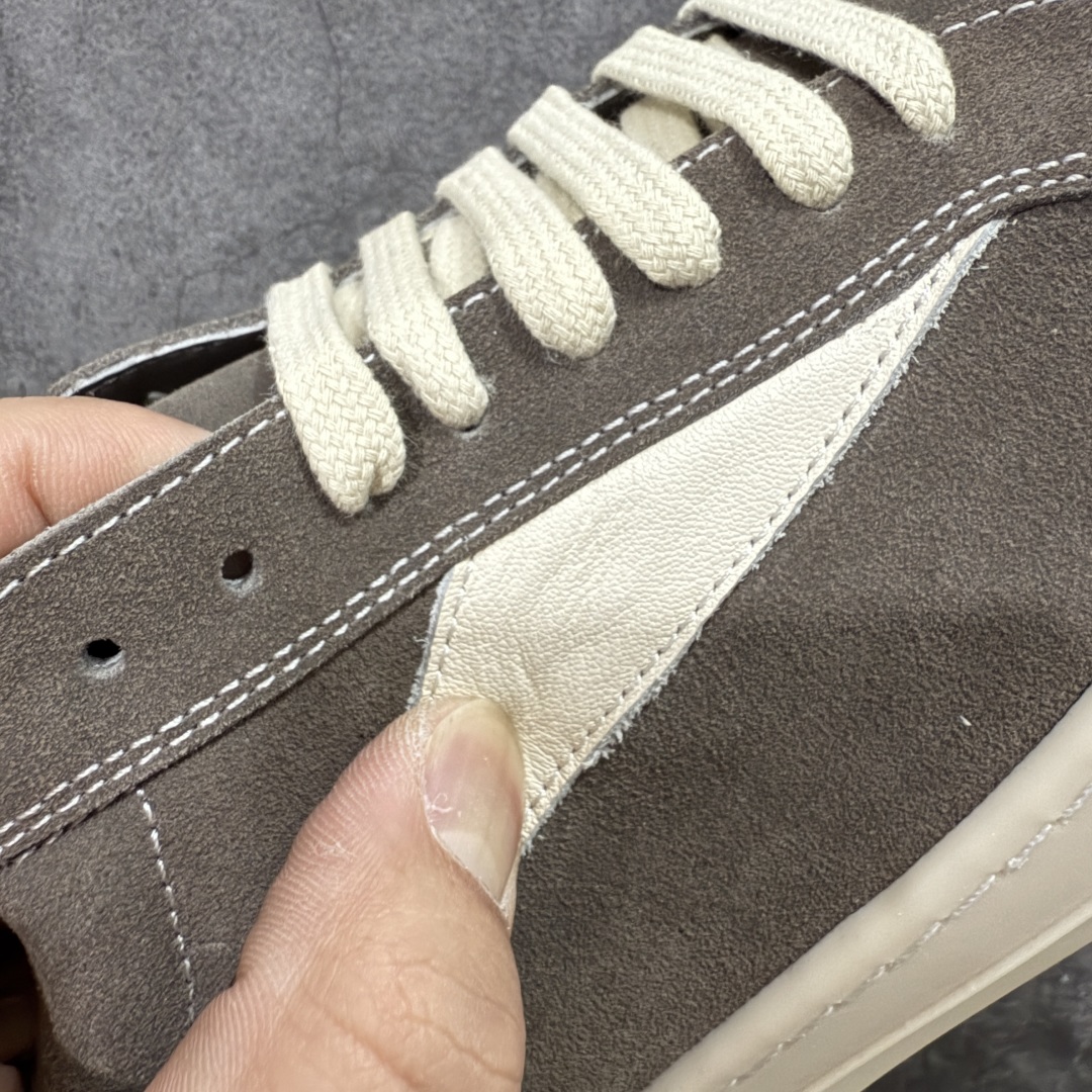 图片[6]-【S版本】RO欧文斯Rickowens 主线 经典西瓜头款式“RO低帮黑白进口原料牛皮 莞产A级货 主打外贸 微店 平台 12个色陆续上架后续配色还在更新中 产品只会越做越漂亮💯 【鞋头采用原版一致工艺 又翘又歪的效果目前这个技术市面上的任何版本都达不到这个效果】 【经历了3个半月时间洪师傅带领8人团队终于研究出1-1复刻还原版本 东莞厚街洪师傅是一位有着17年的开板师经验丰富的一位老师傅 一针一孔的研究‼️ 私模开发205个走针69个细节一步到位不敢说百分百💯保证有百分之98还原 慢工出细活 好的产品不怕晚 这次的开发针对艺术家 收藏家 高品质 的人群】 水染粒面小牛皮材质，和针车间距都是极致还原！ 顶级头层的小牛皮，质感无敌，奢侈品的触感！ 定制品牌logo的拉链！超大一比一规格礼盒装，重达3斤以上，外加定制欧文斯保护盒！ 配有日文、英文，双语种配件卡片！细节诠释，一件不落。 鞋盒翻盖 三标，正面+底部都一一做到！虽然增加不了实质的成本，但是打磨产品的细节，再微小也会还原！ 尺码：35 36 37 38 39 40 41 42 43 44 45 46-选品中心