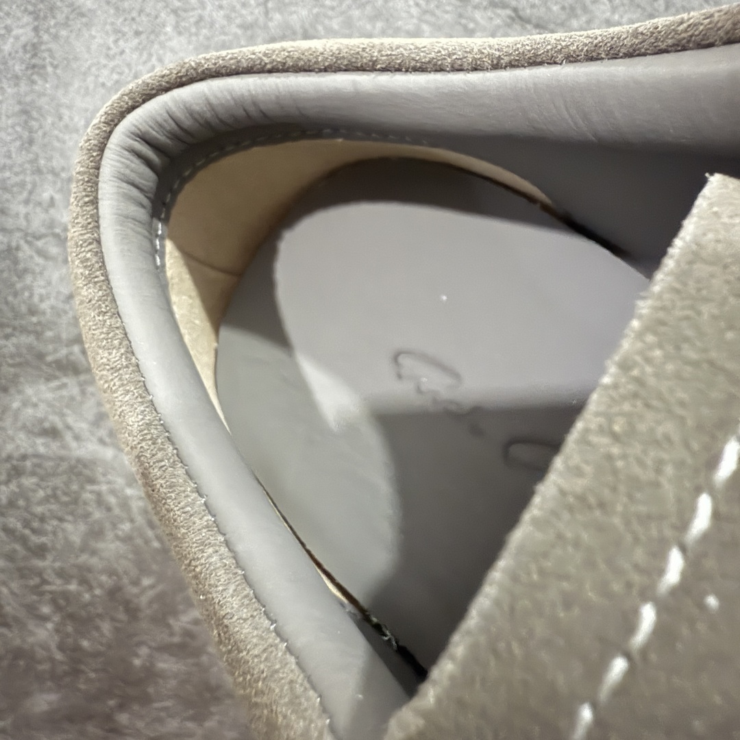 图片[5]-【S版本】RO欧文斯Rickowens 主线 经典西瓜头款式“RO低帮黑白进口原料牛皮 莞产A级货 主打外贸 微店 平台 12个色陆续上架后续配色还在更新中 产品只会越做越漂亮💯 【鞋头采用原版一致工艺 又翘又歪的效果目前这个技术市面上的任何版本都达不到这个效果】 【经历了3个半月时间洪师傅带领8人团队终于研究出1-1复刻还原版本 东莞厚街洪师傅是一位有着17年的开板师经验丰富的一位老师傅 一针一孔的研究‼️ 私模开发205个走针69个细节一步到位不敢说百分百💯保证有百分之98还原 慢工出细活 好的产品不怕晚 这次的开发针对艺术家 收藏家 高品质 的人群】 水染粒面小牛皮材质，和针车间距都是极致还原！ 顶级头层的小牛皮，质感无敌，奢侈品的触感！ 定制品牌logo的拉链！超大一比一规格礼盒装，重达3斤以上，外加定制欧文斯保护盒！ 配有日文、英文，双语种配件卡片！细节诠释，一件不落。 鞋盒翻盖 三标，正面+底部都一一做到！虽然增加不了实质的成本，但是打磨产品的细节，再微小也会还原！ 尺码：35 36 37 38 39 40 41 42 43 44 45 46-选品中心