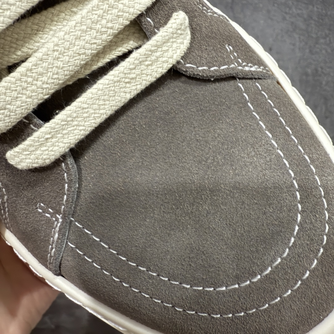 图片[7]-【S版本】RO欧文斯Rickowens 主线 经典西瓜头款式“RO低帮黑白进口原料牛皮 莞产A级货 主打外贸 微店 平台 12个色陆续上架后续配色还在更新中 产品只会越做越漂亮💯 【鞋头采用原版一致工艺 又翘又歪的效果目前这个技术市面上的任何版本都达不到这个效果】 【经历了3个半月时间洪师傅带领8人团队终于研究出1-1复刻还原版本 东莞厚街洪师傅是一位有着17年的开板师经验丰富的一位老师傅 一针一孔的研究‼️ 私模开发205个走针69个细节一步到位不敢说百分百💯保证有百分之98还原 慢工出细活 好的产品不怕晚 这次的开发针对艺术家 收藏家 高品质 的人群】 水染粒面小牛皮材质，和针车间距都是极致还原！ 顶级头层的小牛皮，质感无敌，奢侈品的触感！ 定制品牌logo的拉链！超大一比一规格礼盒装，重达3斤以上，外加定制欧文斯保护盒！ 配有日文、英文，双语种配件卡片！细节诠释，一件不落。 鞋盒翻盖 三标，正面+底部都一一做到！虽然增加不了实质的成本，但是打磨产品的细节，再微小也会还原！ 尺码：35 36 37 38 39 40 41 42 43 44 45 46-选品中心