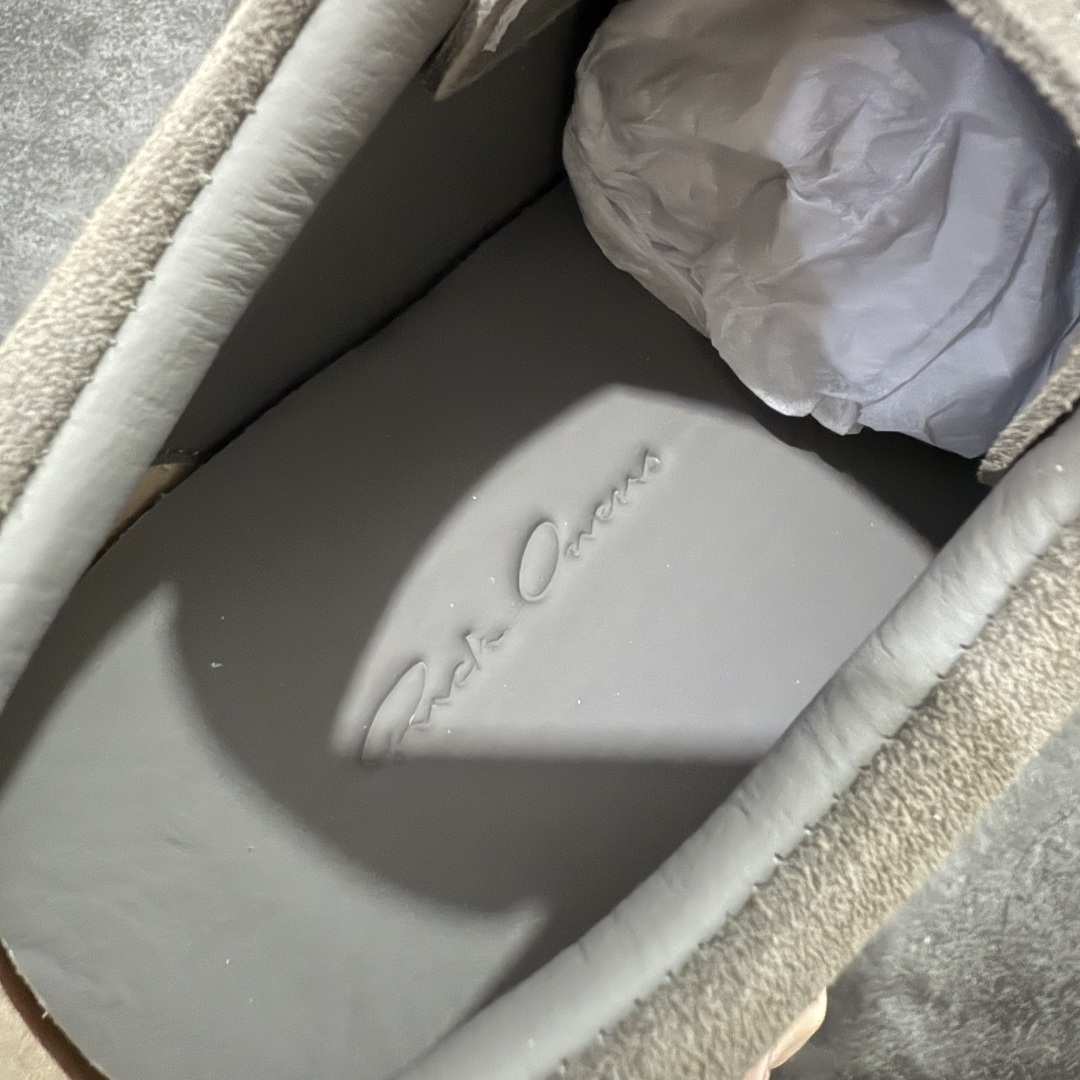 图片[3]-【S版本】RO欧文斯Rickowens 主线 经典西瓜头款式“RO低帮黑白进口原料牛皮 莞产A级货 主打外贸 微店 平台 12个色陆续上架后续配色还在更新中 产品只会越做越漂亮💯 【鞋头采用原版一致工艺 又翘又歪的效果目前这个技术市面上的任何版本都达不到这个效果】 【经历了3个半月时间洪师傅带领8人团队终于研究出1-1复刻还原版本 东莞厚街洪师傅是一位有着17年的开板师经验丰富的一位老师傅 一针一孔的研究‼️ 私模开发205个走针69个细节一步到位不敢说百分百💯保证有百分之98还原 慢工出细活 好的产品不怕晚 这次的开发针对艺术家 收藏家 高品质 的人群】 水染粒面小牛皮材质，和针车间距都是极致还原！ 顶级头层的小牛皮，质感无敌，奢侈品的触感！ 定制品牌logo的拉链！超大一比一规格礼盒装，重达3斤以上，外加定制欧文斯保护盒！ 配有日文、英文，双语种配件卡片！细节诠释，一件不落。 鞋盒翻盖 三标，正面+底部都一一做到！虽然增加不了实质的成本，但是打磨产品的细节，再微小也会还原！ 尺码：35 36 37 38 39 40 41 42 43 44 45 46-选品中心