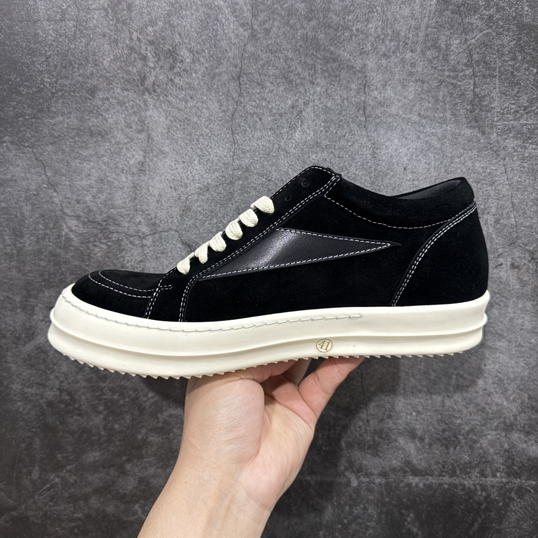 图片[2]-【S版本】RO欧文斯Rickowens 主线 经典西瓜头款式“RO低帮黑白进口原料牛皮 莞产A级货 主打外贸 微店 平台 12个色陆续上架后续配色还在更新中 产品只会越做越漂亮💯 【鞋头采用原版一致工艺 又翘又歪的效果目前这个技术市面上的任何版本都达不到这个效果】 【经历了3个半月时间洪师傅带领8人团队终于研究出1-1复刻还原版本 东莞厚街洪师傅是一位有着17年的开板师经验丰富的一位老师傅 一针一孔的研究‼️ 私模开发205个走针69个细节一步到位不敢说百分百💯保证有百分之98还原 慢工出细活 好的产品不怕晚 这次的开发针对艺术家 收藏家 高品质 的人群】 水染粒面小牛皮材质，和针车间距都是极致还原！ 顶级头层的小牛皮，质感无敌，奢侈品的触感！ 定制品牌logo的拉链！超大一比一规格礼盒装，重达3斤以上，外加定制欧文斯保护盒！ 配有日文、英文，双语种配件卡片！细节诠释，一件不落。 鞋盒翻盖 三标，正面+底部都一一做到！虽然增加不了实质的成本，但是打磨产品的细节，再微小也会还原！ 尺码：35 36 37 38 39 40 41 42 43 44 45 46-选品中心