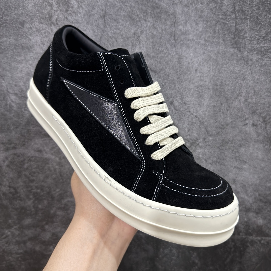 图片[3]-【S版本】RO欧文斯Rickowens 主线 经典西瓜头款式“RO低帮黑白进口原料牛皮 莞产A级货 主打外贸 微店 平台 12个色陆续上架后续配色还在更新中 产品只会越做越漂亮💯 【鞋头采用原版一致工艺 又翘又歪的效果目前这个技术市面上的任何版本都达不到这个效果】 【经历了3个半月时间洪师傅带领8人团队终于研究出1-1复刻还原版本 东莞厚街洪师傅是一位有着17年的开板师经验丰富的一位老师傅 一针一孔的研究‼️ 私模开发205个走针69个细节一步到位不敢说百分百💯保证有百分之98还原 慢工出细活 好的产品不怕晚 这次的开发针对艺术家 收藏家 高品质 的人群】 水染粒面小牛皮材质，和针车间距都是极致还原！ 顶级头层的小牛皮，质感无敌，奢侈品的触感！ 定制品牌logo的拉链！超大一比一规格礼盒装，重达3斤以上，外加定制欧文斯保护盒！ 配有日文、英文，双语种配件卡片！细节诠释，一件不落。 鞋盒翻盖 三标，正面+底部都一一做到！虽然增加不了实质的成本，但是打磨产品的细节，再微小也会还原！ 尺码：35 36 37 38 39 40 41 42 43 44 45 46-选品中心