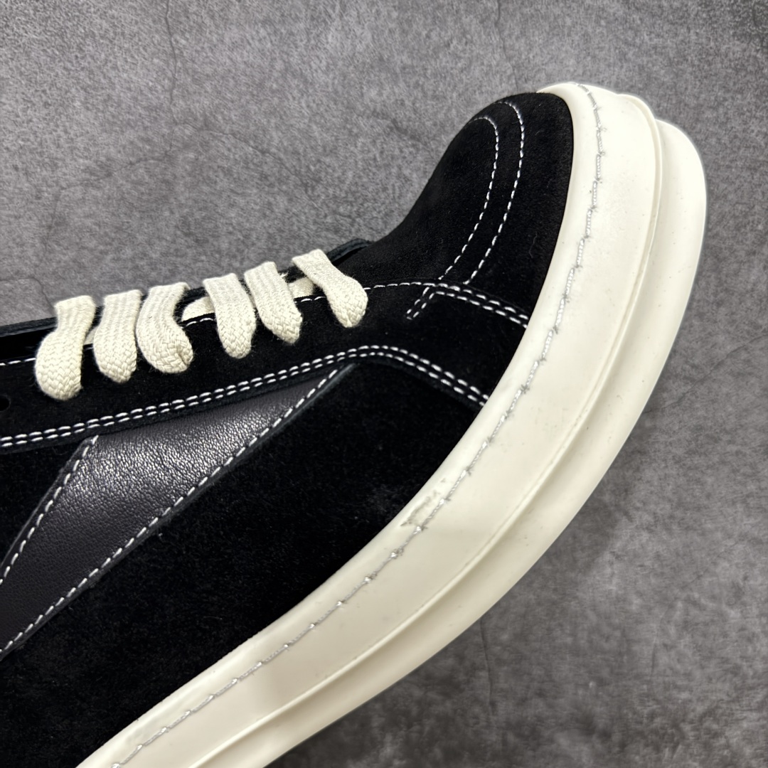 图片[6]-【S版本】RO欧文斯Rickowens 主线 经典西瓜头款式“RO低帮黑白进口原料牛皮 莞产A级货 主打外贸 微店 平台 12个色陆续上架后续配色还在更新中 产品只会越做越漂亮💯 【鞋头采用原版一致工艺 又翘又歪的效果目前这个技术市面上的任何版本都达不到这个效果】 【经历了3个半月时间洪师傅带领8人团队终于研究出1-1复刻还原版本 东莞厚街洪师傅是一位有着17年的开板师经验丰富的一位老师傅 一针一孔的研究‼️ 私模开发205个走针69个细节一步到位不敢说百分百💯保证有百分之98还原 慢工出细活 好的产品不怕晚 这次的开发针对艺术家 收藏家 高品质 的人群】 水染粒面小牛皮材质，和针车间距都是极致还原！ 顶级头层的小牛皮，质感无敌，奢侈品的触感！ 定制品牌logo的拉链！超大一比一规格礼盒装，重达3斤以上，外加定制欧文斯保护盒！ 配有日文、英文，双语种配件卡片！细节诠释，一件不落。 鞋盒翻盖 三标，正面+底部都一一做到！虽然增加不了实质的成本，但是打磨产品的细节，再微小也会还原！ 尺码：35 36 37 38 39 40 41 42 43 44 45 46-选品中心