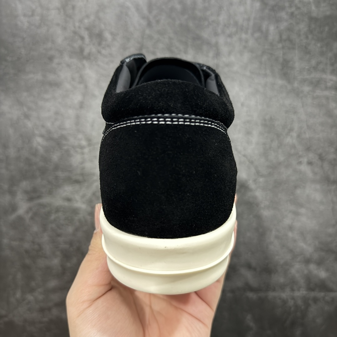 图片[4]-【S版本】RO欧文斯Rickowens 主线 经典西瓜头款式“RO低帮黑白进口原料牛皮 莞产A级货 主打外贸 微店 平台 12个色陆续上架后续配色还在更新中 产品只会越做越漂亮💯 【鞋头采用原版一致工艺 又翘又歪的效果目前这个技术市面上的任何版本都达不到这个效果】 【经历了3个半月时间洪师傅带领8人团队终于研究出1-1复刻还原版本 东莞厚街洪师傅是一位有着17年的开板师经验丰富的一位老师傅 一针一孔的研究‼️ 私模开发205个走针69个细节一步到位不敢说百分百💯保证有百分之98还原 慢工出细活 好的产品不怕晚 这次的开发针对艺术家 收藏家 高品质 的人群】 水染粒面小牛皮材质，和针车间距都是极致还原！ 顶级头层的小牛皮，质感无敌，奢侈品的触感！ 定制品牌logo的拉链！超大一比一规格礼盒装，重达3斤以上，外加定制欧文斯保护盒！ 配有日文、英文，双语种配件卡片！细节诠释，一件不落。 鞋盒翻盖 三标，正面+底部都一一做到！虽然增加不了实质的成本，但是打磨产品的细节，再微小也会还原！ 尺码：35 36 37 38 39 40 41 42 43 44 45 46-选品中心