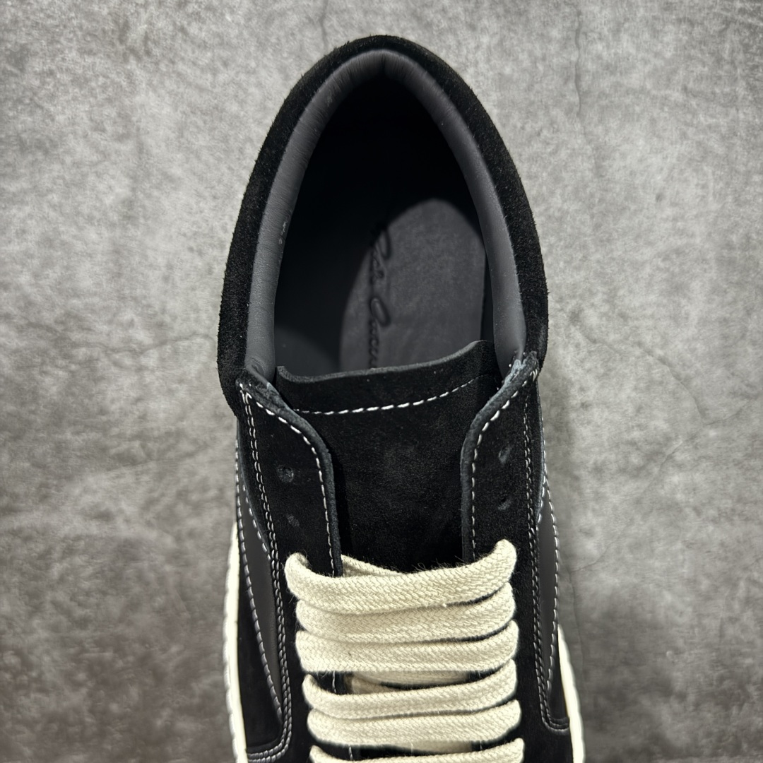 图片[8]-【S版本】RO欧文斯Rickowens 主线 经典西瓜头款式“RO低帮黑白进口原料牛皮 莞产A级货 主打外贸 微店 平台 12个色陆续上架后续配色还在更新中 产品只会越做越漂亮💯 【鞋头采用原版一致工艺 又翘又歪的效果目前这个技术市面上的任何版本都达不到这个效果】 【经历了3个半月时间洪师傅带领8人团队终于研究出1-1复刻还原版本 东莞厚街洪师傅是一位有着17年的开板师经验丰富的一位老师傅 一针一孔的研究‼️ 私模开发205个走针69个细节一步到位不敢说百分百💯保证有百分之98还原 慢工出细活 好的产品不怕晚 这次的开发针对艺术家 收藏家 高品质 的人群】 水染粒面小牛皮材质，和针车间距都是极致还原！ 顶级头层的小牛皮，质感无敌，奢侈品的触感！ 定制品牌logo的拉链！超大一比一规格礼盒装，重达3斤以上，外加定制欧文斯保护盒！ 配有日文、英文，双语种配件卡片！细节诠释，一件不落。 鞋盒翻盖 三标，正面+底部都一一做到！虽然增加不了实质的成本，但是打磨产品的细节，再微小也会还原！ 尺码：35 36 37 38 39 40 41 42 43 44 45 46-选品中心