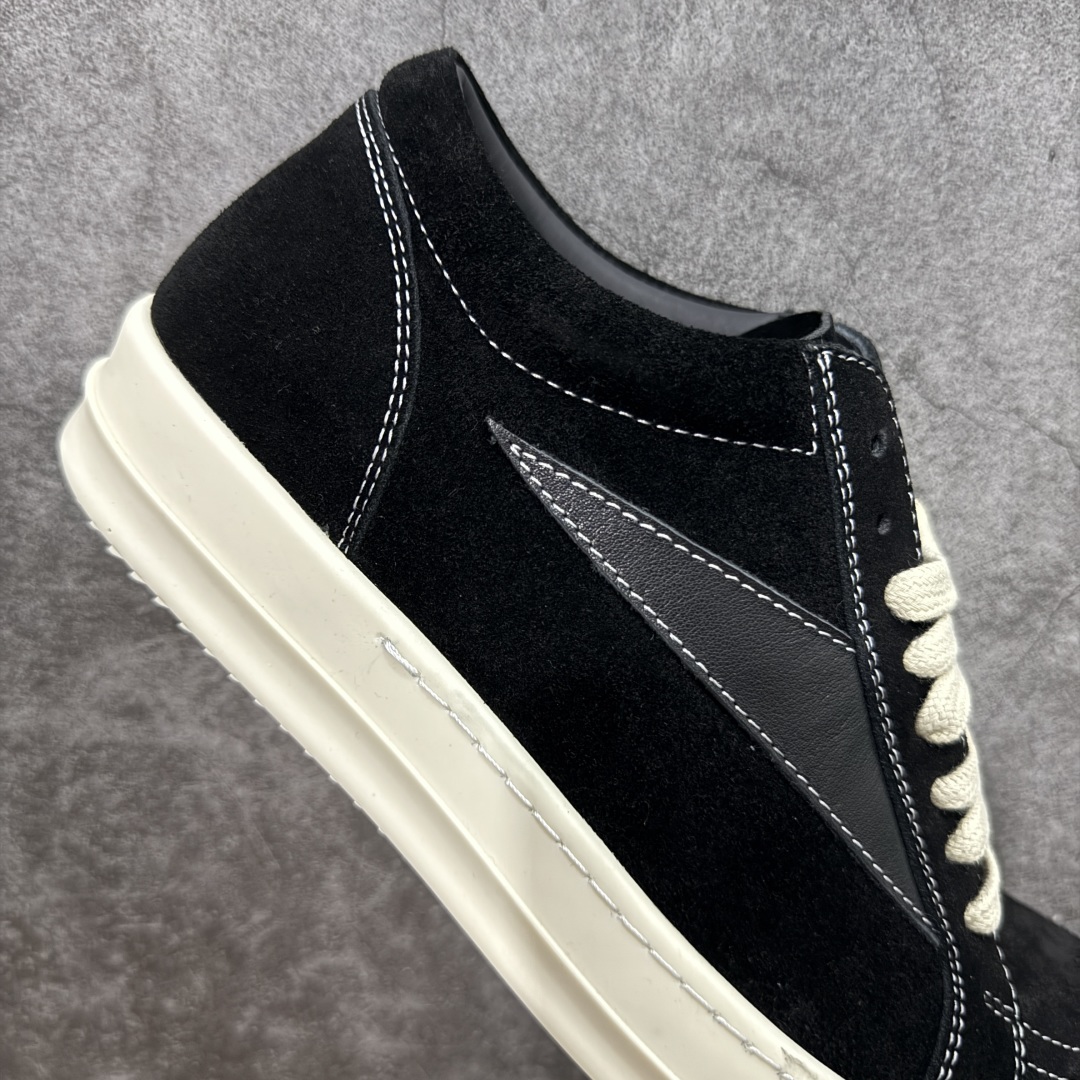 图片[7]-【S版本】RO欧文斯Rickowens 主线 经典西瓜头款式“RO低帮黑白进口原料牛皮 莞产A级货 主打外贸 微店 平台 12个色陆续上架后续配色还在更新中 产品只会越做越漂亮💯 【鞋头采用原版一致工艺 又翘又歪的效果目前这个技术市面上的任何版本都达不到这个效果】 【经历了3个半月时间洪师傅带领8人团队终于研究出1-1复刻还原版本 东莞厚街洪师傅是一位有着17年的开板师经验丰富的一位老师傅 一针一孔的研究‼️ 私模开发205个走针69个细节一步到位不敢说百分百💯保证有百分之98还原 慢工出细活 好的产品不怕晚 这次的开发针对艺术家 收藏家 高品质 的人群】 水染粒面小牛皮材质，和针车间距都是极致还原！ 顶级头层的小牛皮，质感无敌，奢侈品的触感！ 定制品牌logo的拉链！超大一比一规格礼盒装，重达3斤以上，外加定制欧文斯保护盒！ 配有日文、英文，双语种配件卡片！细节诠释，一件不落。 鞋盒翻盖 三标，正面+底部都一一做到！虽然增加不了实质的成本，但是打磨产品的细节，再微小也会还原！ 尺码：35 36 37 38 39 40 41 42 43 44 45 46-选品中心