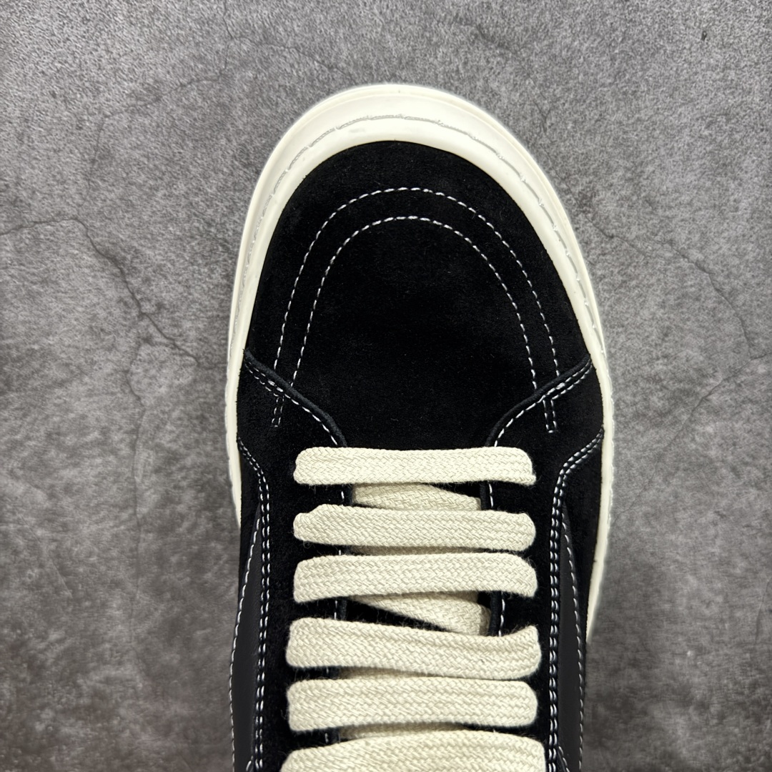 图片[5]-【S版本】RO欧文斯Rickowens 主线 经典西瓜头款式“RO低帮黑白进口原料牛皮 莞产A级货 主打外贸 微店 平台 12个色陆续上架后续配色还在更新中 产品只会越做越漂亮💯 【鞋头采用原版一致工艺 又翘又歪的效果目前这个技术市面上的任何版本都达不到这个效果】 【经历了3个半月时间洪师傅带领8人团队终于研究出1-1复刻还原版本 东莞厚街洪师傅是一位有着17年的开板师经验丰富的一位老师傅 一针一孔的研究‼️ 私模开发205个走针69个细节一步到位不敢说百分百💯保证有百分之98还原 慢工出细活 好的产品不怕晚 这次的开发针对艺术家 收藏家 高品质 的人群】 水染粒面小牛皮材质，和针车间距都是极致还原！ 顶级头层的小牛皮，质感无敌，奢侈品的触感！ 定制品牌logo的拉链！超大一比一规格礼盒装，重达3斤以上，外加定制欧文斯保护盒！ 配有日文、英文，双语种配件卡片！细节诠释，一件不落。 鞋盒翻盖 三标，正面+底部都一一做到！虽然增加不了实质的成本，但是打磨产品的细节，再微小也会还原！ 尺码：35 36 37 38 39 40 41 42 43 44 45 46-选品中心