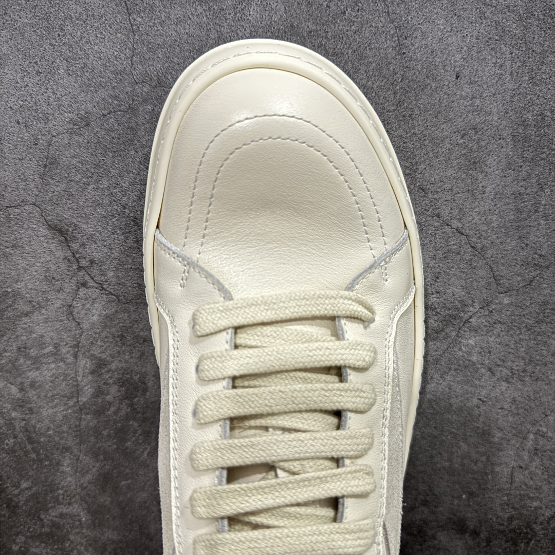 图片[5]-【S版本】RO欧文斯Rickowens 主线 经典西瓜头款式“RO低帮黑白进口原料牛皮 莞产A级货 主打外贸 微店 平台 12个色陆续上架后续配色还在更新中 产品只会越做越漂亮💯 【鞋头采用原版一致工艺 又翘又歪的效果目前这个技术市面上的任何版本都达不到这个效果】 【经历了3个半月时间洪师傅带领8人团队终于研究出1-1复刻还原版本 东莞厚街洪师傅是一位有着17年的开板师经验丰富的一位老师傅 一针一孔的研究‼️ 私模开发205个走针69个细节一步到位不敢说百分百💯保证有百分之98还原 慢工出细活 好的产品不怕晚 这次的开发针对艺术家 收藏家 高品质 的人群】 水染粒面小牛皮材质，和针车间距都是极致还原！ 顶级头层的小牛皮，质感无敌，奢侈品的触感！ 定制品牌logo的拉链！超大一比一规格礼盒装，重达3斤以上，外加定制欧文斯保护盒！ 配有日文、英文，双语种配件卡片！细节诠释，一件不落。 鞋盒翻盖 三标，正面+底部都一一做到！虽然增加不了实质的成本，但是打磨产品的细节，再微小也会还原！ 尺码：35 36 37 38 39 40 41 42 43 44 45 46-选品中心