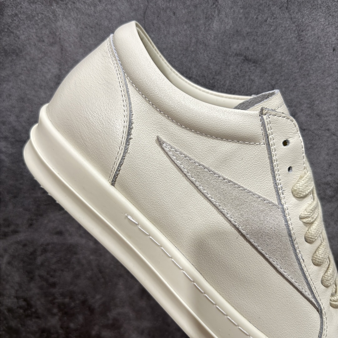 图片[7]-【S版本】RO欧文斯Rickowens 主线 经典西瓜头款式“RO低帮黑白进口原料牛皮 莞产A级货 主打外贸 微店 平台 12个色陆续上架后续配色还在更新中 产品只会越做越漂亮💯 【鞋头采用原版一致工艺 又翘又歪的效果目前这个技术市面上的任何版本都达不到这个效果】 【经历了3个半月时间洪师傅带领8人团队终于研究出1-1复刻还原版本 东莞厚街洪师傅是一位有着17年的开板师经验丰富的一位老师傅 一针一孔的研究‼️ 私模开发205个走针69个细节一步到位不敢说百分百💯保证有百分之98还原 慢工出细活 好的产品不怕晚 这次的开发针对艺术家 收藏家 高品质 的人群】 水染粒面小牛皮材质，和针车间距都是极致还原！ 顶级头层的小牛皮，质感无敌，奢侈品的触感！ 定制品牌logo的拉链！超大一比一规格礼盒装，重达3斤以上，外加定制欧文斯保护盒！ 配有日文、英文，双语种配件卡片！细节诠释，一件不落。 鞋盒翻盖 三标，正面+底部都一一做到！虽然增加不了实质的成本，但是打磨产品的细节，再微小也会还原！ 尺码：35 36 37 38 39 40 41 42 43 44 45 46-选品中心
