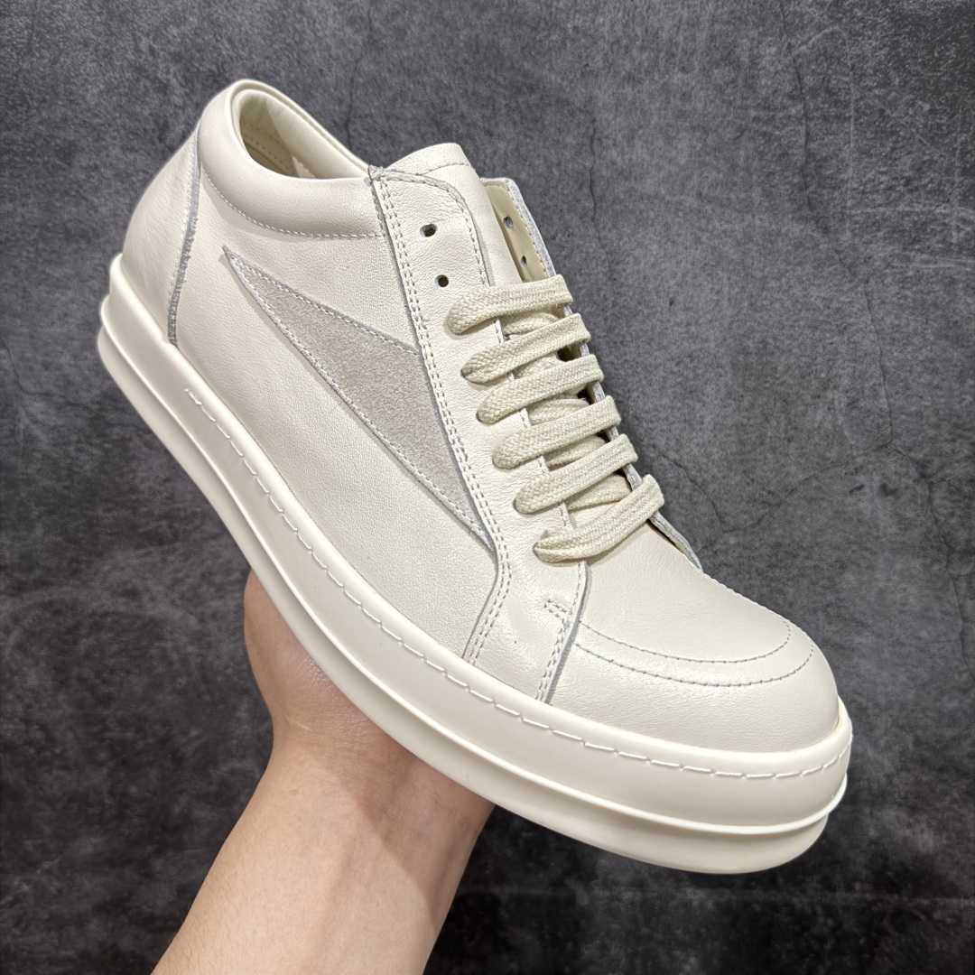 图片[3]-【S版本】RO欧文斯Rickowens 主线 经典西瓜头款式“RO低帮黑白进口原料牛皮 莞产A级货 主打外贸 微店 平台 12个色陆续上架后续配色还在更新中 产品只会越做越漂亮💯 【鞋头采用原版一致工艺 又翘又歪的效果目前这个技术市面上的任何版本都达不到这个效果】 【经历了3个半月时间洪师傅带领8人团队终于研究出1-1复刻还原版本 东莞厚街洪师傅是一位有着17年的开板师经验丰富的一位老师傅 一针一孔的研究‼️ 私模开发205个走针69个细节一步到位不敢说百分百💯保证有百分之98还原 慢工出细活 好的产品不怕晚 这次的开发针对艺术家 收藏家 高品质 的人群】 水染粒面小牛皮材质，和针车间距都是极致还原！ 顶级头层的小牛皮，质感无敌，奢侈品的触感！ 定制品牌logo的拉链！超大一比一规格礼盒装，重达3斤以上，外加定制欧文斯保护盒！ 配有日文、英文，双语种配件卡片！细节诠释，一件不落。 鞋盒翻盖 三标，正面+底部都一一做到！虽然增加不了实质的成本，但是打磨产品的细节，再微小也会还原！ 尺码：35 36 37 38 39 40 41 42 43 44 45 46-选品中心