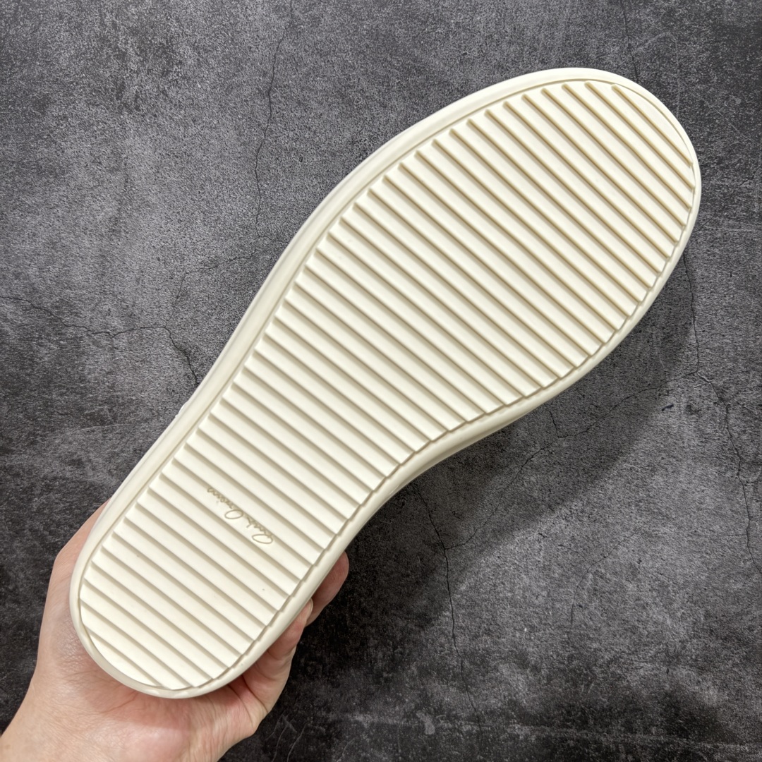 图片[9]-【S版本】RO欧文斯Rickowens 主线 经典西瓜头款式“RO低帮黑白进口原料牛皮 莞产A级货 主打外贸 微店 平台 12个色陆续上架后续配色还在更新中 产品只会越做越漂亮💯 【鞋头采用原版一致工艺 又翘又歪的效果目前这个技术市面上的任何版本都达不到这个效果】 【经历了3个半月时间洪师傅带领8人团队终于研究出1-1复刻还原版本 东莞厚街洪师傅是一位有着17年的开板师经验丰富的一位老师傅 一针一孔的研究‼️ 私模开发205个走针69个细节一步到位不敢说百分百💯保证有百分之98还原 慢工出细活 好的产品不怕晚 这次的开发针对艺术家 收藏家 高品质 的人群】 水染粒面小牛皮材质，和针车间距都是极致还原！ 顶级头层的小牛皮，质感无敌，奢侈品的触感！ 定制品牌logo的拉链！超大一比一规格礼盒装，重达3斤以上，外加定制欧文斯保护盒！ 配有日文、英文，双语种配件卡片！细节诠释，一件不落。 鞋盒翻盖 三标，正面+底部都一一做到！虽然增加不了实质的成本，但是打磨产品的细节，再微小也会还原！ 尺码：35 36 37 38 39 40 41 42 43 44 45 46-选品中心