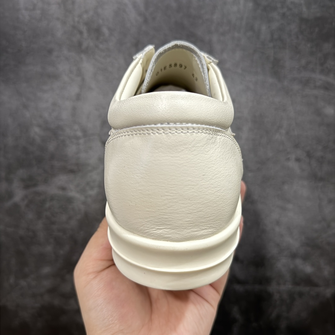 图片[4]-【S版本】RO欧文斯Rickowens 主线 经典西瓜头款式“RO低帮黑白进口原料牛皮 莞产A级货 主打外贸 微店 平台 12个色陆续上架后续配色还在更新中 产品只会越做越漂亮💯 【鞋头采用原版一致工艺 又翘又歪的效果目前这个技术市面上的任何版本都达不到这个效果】 【经历了3个半月时间洪师傅带领8人团队终于研究出1-1复刻还原版本 东莞厚街洪师傅是一位有着17年的开板师经验丰富的一位老师傅 一针一孔的研究‼️ 私模开发205个走针69个细节一步到位不敢说百分百💯保证有百分之98还原 慢工出细活 好的产品不怕晚 这次的开发针对艺术家 收藏家 高品质 的人群】 水染粒面小牛皮材质，和针车间距都是极致还原！ 顶级头层的小牛皮，质感无敌，奢侈品的触感！ 定制品牌logo的拉链！超大一比一规格礼盒装，重达3斤以上，外加定制欧文斯保护盒！ 配有日文、英文，双语种配件卡片！细节诠释，一件不落。 鞋盒翻盖 三标，正面+底部都一一做到！虽然增加不了实质的成本，但是打磨产品的细节，再微小也会还原！ 尺码：35 36 37 38 39 40 41 42 43 44 45 46-选品中心
