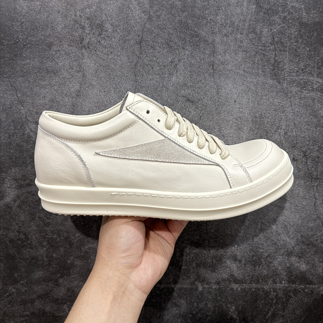 【S版本】RO欧文斯Rickowens 主线 经典西瓜头款式“RO低帮黑白进口原料牛皮 莞产A级货 主打外贸 微店 平台 12个色陆续上架后续配色还在更新中 产品只会越做越漂亮💯 【鞋头采用原版一致工艺 又翘又歪的效果目前这个技术市面上的任何版本都达不到这个效果】 【经历了3个半月时间洪师傅带领8人团队终于研究出1-1复刻还原版本 东莞厚街洪师傅是一位有着17年的开板师经验丰富的一位老师傅 一针一孔的研究‼️ 私模开发205个走针69个细节一步到位不敢说百分百💯保证有百分之98还原 慢工出细活 好的产品不怕晚 这次的开发针对艺术家 收藏家 高品质 的人群】 水染粒面小牛皮材质,和针车间距都是极致还原! 顶级头层的小牛皮,质感无敌,奢侈品的触感! 定制品牌logo的拉链!超大一比一规格礼盒装,重达3斤以上,外加定制欧文斯保护盒! 配有日文、英文,双语种配件卡片!细节诠释,一件不落。 鞋盒翻盖 三标,正面+底部都一一做到!虽然增加不了实质的成本,但是打磨产品的细节,再微小也会还原! 尺码:35 36 37 38 39 40 41 42 43 44 45 46-选品中心