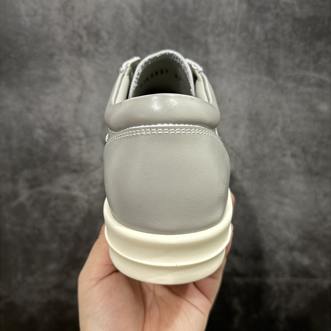 图片[4]-【S版本】RO欧文斯Rickowens 主线 经典西瓜头款式“RO低帮黑白进口原料牛皮 莞产A级货 主打外贸 微店 平台 12个色陆续上架后续配色还在更新中 产品只会越做越漂亮💯 【鞋头采用原版一致工艺 又翘又歪的效果目前这个技术市面上的任何版本都达不到这个效果】 【经历了3个半月时间洪师傅带领8人团队终于研究出1-1复刻还原版本 东莞厚街洪师傅是一位有着17年的开板师经验丰富的一位老师傅 一针一孔的研究‼️ 私模开发205个走针69个细节一步到位不敢说百分百💯保证有百分之98还原 慢工出细活 好的产品不怕晚 这次的开发针对艺术家 收藏家 高品质 的人群】 水染粒面小牛皮材质，和针车间距都是极致还原！ 顶级头层的小牛皮，质感无敌，奢侈品的触感！ 定制品牌logo的拉链！超大一比一规格礼盒装，重达3斤以上，外加定制欧文斯保护盒！ 配有日文、英文，双语种配件卡片！细节诠释，一件不落。 鞋盒翻盖 三标，正面+底部都一一做到！虽然增加不了实质的成本，但是打磨产品的细节，再微小也会还原！ 尺码：35 36 37 38 39 40 41 42 43 44 45 46-选品中心