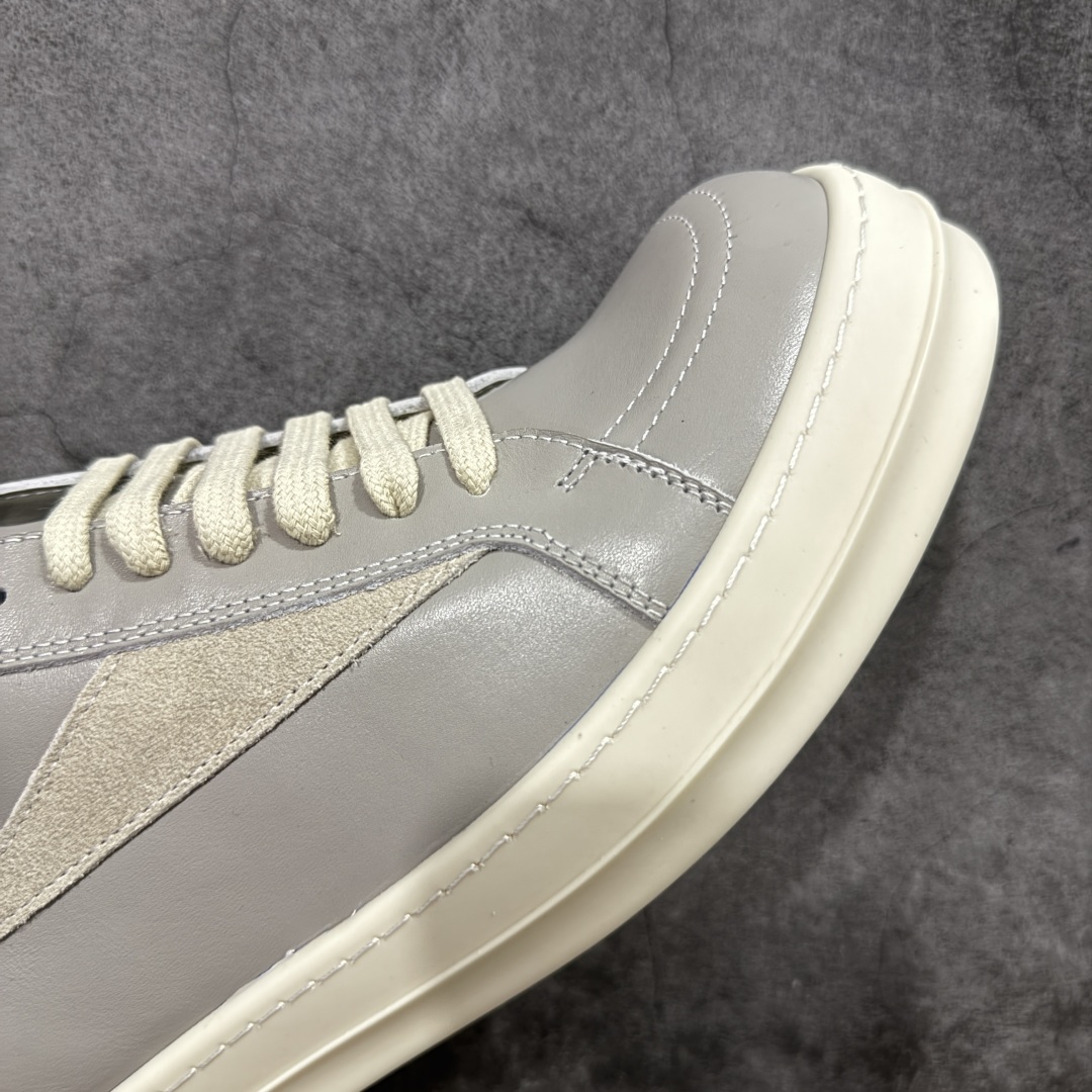 图片[6]-【S版本】RO欧文斯Rickowens 主线 经典西瓜头款式“RO低帮黑白进口原料牛皮 莞产A级货 主打外贸 微店 平台 12个色陆续上架后续配色还在更新中 产品只会越做越漂亮💯 【鞋头采用原版一致工艺 又翘又歪的效果目前这个技术市面上的任何版本都达不到这个效果】 【经历了3个半月时间洪师傅带领8人团队终于研究出1-1复刻还原版本 东莞厚街洪师傅是一位有着17年的开板师经验丰富的一位老师傅 一针一孔的研究‼️ 私模开发205个走针69个细节一步到位不敢说百分百💯保证有百分之98还原 慢工出细活 好的产品不怕晚 这次的开发针对艺术家 收藏家 高品质 的人群】 水染粒面小牛皮材质，和针车间距都是极致还原！ 顶级头层的小牛皮，质感无敌，奢侈品的触感！ 定制品牌logo的拉链！超大一比一规格礼盒装，重达3斤以上，外加定制欧文斯保护盒！ 配有日文、英文，双语种配件卡片！细节诠释，一件不落。 鞋盒翻盖 三标，正面+底部都一一做到！虽然增加不了实质的成本，但是打磨产品的细节，再微小也会还原！ 尺码：35 36 37 38 39 40 41 42 43 44 45 46-选品中心