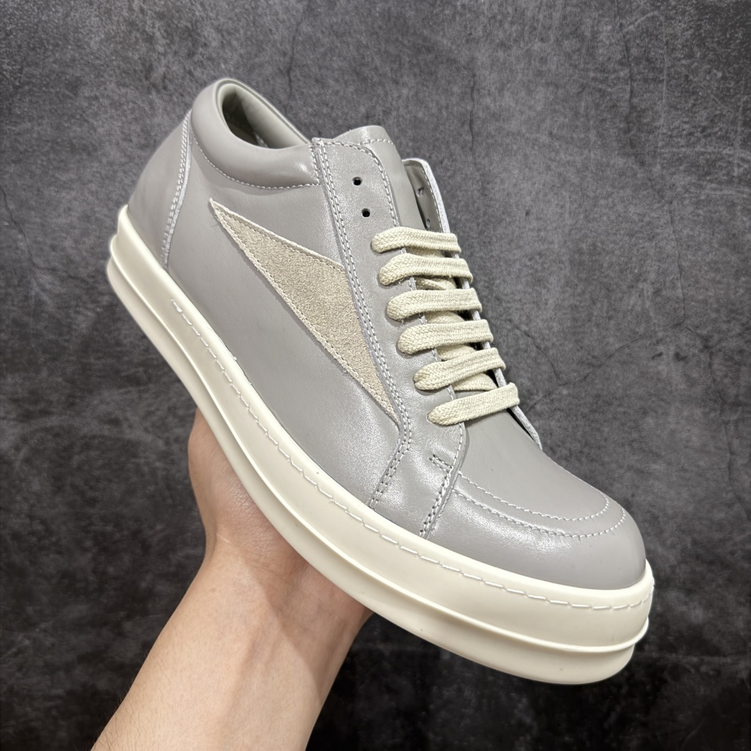 图片[3]-【S版本】RO欧文斯Rickowens 主线 经典西瓜头款式“RO低帮黑白进口原料牛皮 莞产A级货 主打外贸 微店 平台 12个色陆续上架后续配色还在更新中 产品只会越做越漂亮💯 【鞋头采用原版一致工艺 又翘又歪的效果目前这个技术市面上的任何版本都达不到这个效果】 【经历了3个半月时间洪师傅带领8人团队终于研究出1-1复刻还原版本 东莞厚街洪师傅是一位有着17年的开板师经验丰富的一位老师傅 一针一孔的研究‼️ 私模开发205个走针69个细节一步到位不敢说百分百💯保证有百分之98还原 慢工出细活 好的产品不怕晚 这次的开发针对艺术家 收藏家 高品质 的人群】 水染粒面小牛皮材质，和针车间距都是极致还原！ 顶级头层的小牛皮，质感无敌，奢侈品的触感！ 定制品牌logo的拉链！超大一比一规格礼盒装，重达3斤以上，外加定制欧文斯保护盒！ 配有日文、英文，双语种配件卡片！细节诠释，一件不落。 鞋盒翻盖 三标，正面+底部都一一做到！虽然增加不了实质的成本，但是打磨产品的细节，再微小也会还原！ 尺码：35 36 37 38 39 40 41 42 43 44 45 46-选品中心