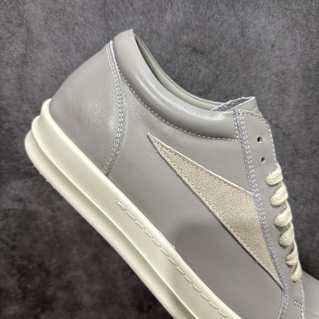 图片[7]-【S版本】RO欧文斯Rickowens 主线 经典西瓜头款式“RO低帮黑白进口原料牛皮 莞产A级货 主打外贸 微店 平台 12个色陆续上架后续配色还在更新中 产品只会越做越漂亮💯 【鞋头采用原版一致工艺 又翘又歪的效果目前这个技术市面上的任何版本都达不到这个效果】 【经历了3个半月时间洪师傅带领8人团队终于研究出1-1复刻还原版本 东莞厚街洪师傅是一位有着17年的开板师经验丰富的一位老师傅 一针一孔的研究‼️ 私模开发205个走针69个细节一步到位不敢说百分百💯保证有百分之98还原 慢工出细活 好的产品不怕晚 这次的开发针对艺术家 收藏家 高品质 的人群】 水染粒面小牛皮材质，和针车间距都是极致还原！ 顶级头层的小牛皮，质感无敌，奢侈品的触感！ 定制品牌logo的拉链！超大一比一规格礼盒装，重达3斤以上，外加定制欧文斯保护盒！ 配有日文、英文，双语种配件卡片！细节诠释，一件不落。 鞋盒翻盖 三标，正面+底部都一一做到！虽然增加不了实质的成本，但是打磨产品的细节，再微小也会还原！ 尺码：35 36 37 38 39 40 41 42 43 44 45 46-选品中心