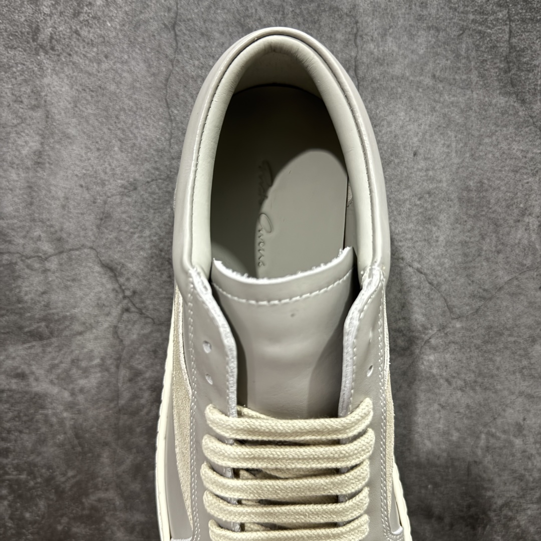 图片[8]-【S版本】RO欧文斯Rickowens 主线 经典西瓜头款式“RO低帮黑白进口原料牛皮 莞产A级货 主打外贸 微店 平台 12个色陆续上架后续配色还在更新中 产品只会越做越漂亮💯 【鞋头采用原版一致工艺 又翘又歪的效果目前这个技术市面上的任何版本都达不到这个效果】 【经历了3个半月时间洪师傅带领8人团队终于研究出1-1复刻还原版本 东莞厚街洪师傅是一位有着17年的开板师经验丰富的一位老师傅 一针一孔的研究‼️ 私模开发205个走针69个细节一步到位不敢说百分百💯保证有百分之98还原 慢工出细活 好的产品不怕晚 这次的开发针对艺术家 收藏家 高品质 的人群】 水染粒面小牛皮材质，和针车间距都是极致还原！ 顶级头层的小牛皮，质感无敌，奢侈品的触感！ 定制品牌logo的拉链！超大一比一规格礼盒装，重达3斤以上，外加定制欧文斯保护盒！ 配有日文、英文，双语种配件卡片！细节诠释，一件不落。 鞋盒翻盖 三标，正面+底部都一一做到！虽然增加不了实质的成本，但是打磨产品的细节，再微小也会还原！ 尺码：35 36 37 38 39 40 41 42 43 44 45 46-选品中心