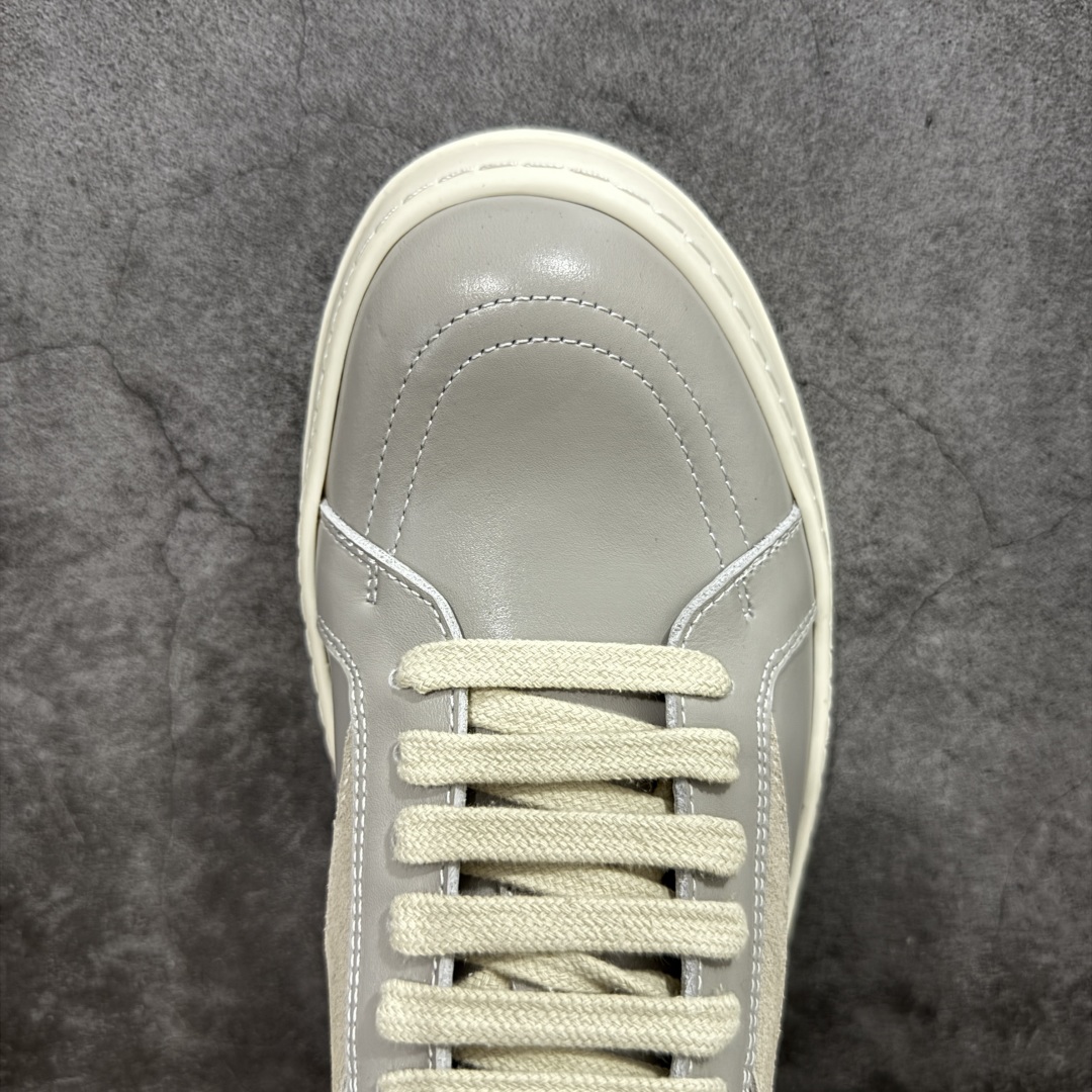 图片[5]-【S版本】RO欧文斯Rickowens 主线 经典西瓜头款式“RO低帮黑白进口原料牛皮 莞产A级货 主打外贸 微店 平台 12个色陆续上架后续配色还在更新中 产品只会越做越漂亮💯 【鞋头采用原版一致工艺 又翘又歪的效果目前这个技术市面上的任何版本都达不到这个效果】 【经历了3个半月时间洪师傅带领8人团队终于研究出1-1复刻还原版本 东莞厚街洪师傅是一位有着17年的开板师经验丰富的一位老师傅 一针一孔的研究‼️ 私模开发205个走针69个细节一步到位不敢说百分百💯保证有百分之98还原 慢工出细活 好的产品不怕晚 这次的开发针对艺术家 收藏家 高品质 的人群】 水染粒面小牛皮材质，和针车间距都是极致还原！ 顶级头层的小牛皮，质感无敌，奢侈品的触感！ 定制品牌logo的拉链！超大一比一规格礼盒装，重达3斤以上，外加定制欧文斯保护盒！ 配有日文、英文，双语种配件卡片！细节诠释，一件不落。 鞋盒翻盖 三标，正面+底部都一一做到！虽然增加不了实质的成本，但是打磨产品的细节，再微小也会还原！ 尺码：35 36 37 38 39 40 41 42 43 44 45 46-选品中心