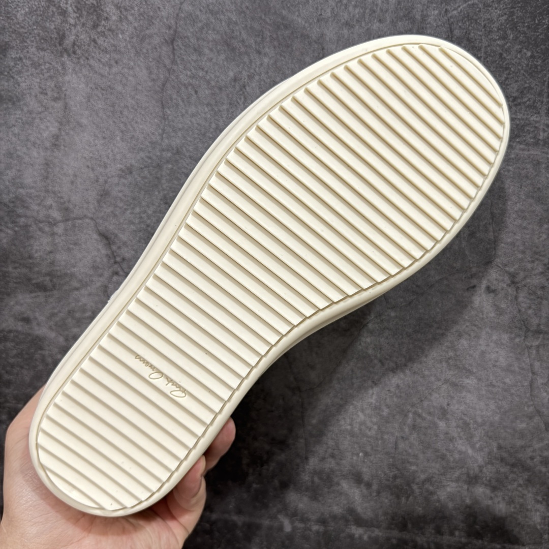 图片[9]-【S版本】RO欧文斯Rickowens 主线 经典西瓜头款式“RO低帮黑白进口原料牛皮 莞产A级货 主打外贸 微店 平台 12个色陆续上架后续配色还在更新中 产品只会越做越漂亮💯 【鞋头采用原版一致工艺 又翘又歪的效果目前这个技术市面上的任何版本都达不到这个效果】 【经历了3个半月时间洪师傅带领8人团队终于研究出1-1复刻还原版本 东莞厚街洪师傅是一位有着17年的开板师经验丰富的一位老师傅 一针一孔的研究‼️ 私模开发205个走针69个细节一步到位不敢说百分百💯保证有百分之98还原 慢工出细活 好的产品不怕晚 这次的开发针对艺术家 收藏家 高品质 的人群】 水染粒面小牛皮材质，和针车间距都是极致还原！ 顶级头层的小牛皮，质感无敌，奢侈品的触感！ 定制品牌logo的拉链！超大一比一规格礼盒装，重达3斤以上，外加定制欧文斯保护盒！ 配有日文、英文，双语种配件卡片！细节诠释，一件不落。 鞋盒翻盖 三标，正面+底部都一一做到！虽然增加不了实质的成本，但是打磨产品的细节，再微小也会还原！ 尺码：35 36 37 38 39 40 41 42 43 44 45 46-选品中心