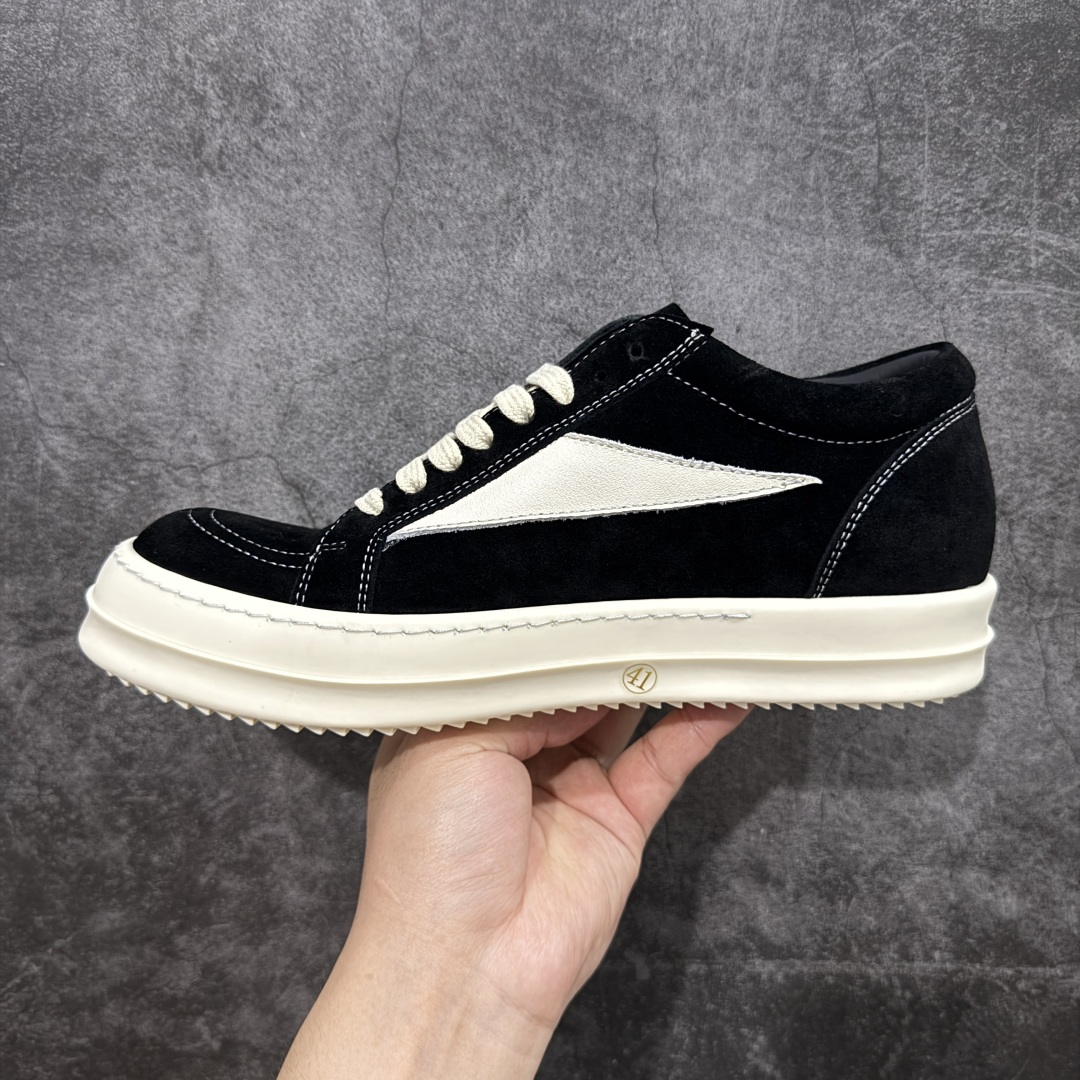 图片[2]-【S版本】RO欧文斯Rickowens 主线 经典西瓜头款式“RO低帮黑白进口原料牛皮 莞产A级货 主打外贸 微店 平台 12个色陆续上架后续配色还在更新中 产品只会越做越漂亮💯 【鞋头采用原版一致工艺 又翘又歪的效果目前这个技术市面上的任何版本都达不到这个效果】 【经历了3个半月时间洪师傅带领8人团队终于研究出1-1复刻还原版本 东莞厚街洪师傅是一位有着17年的开板师经验丰富的一位老师傅 一针一孔的研究‼️ 私模开发205个走针69个细节一步到位不敢说百分百💯保证有百分之98还原 慢工出细活 好的产品不怕晚 这次的开发针对艺术家 收藏家 高品质 的人群】 水染粒面小牛皮材质，和针车间距都是极致还原！ 顶级头层的小牛皮，质感无敌，奢侈品的触感！ 定制品牌logo的拉链！超大一比一规格礼盒装，重达3斤以上，外加定制欧文斯保护盒！ 配有日文、英文，双语种配件卡片！细节诠释，一件不落。 鞋盒翻盖 三标，正面+底部都一一做到！虽然增加不了实质的成本，但是打磨产品的细节，再微小也会还原！ 尺码：35 36 37 38 39 40 41 42 43 44 45 46-选品中心