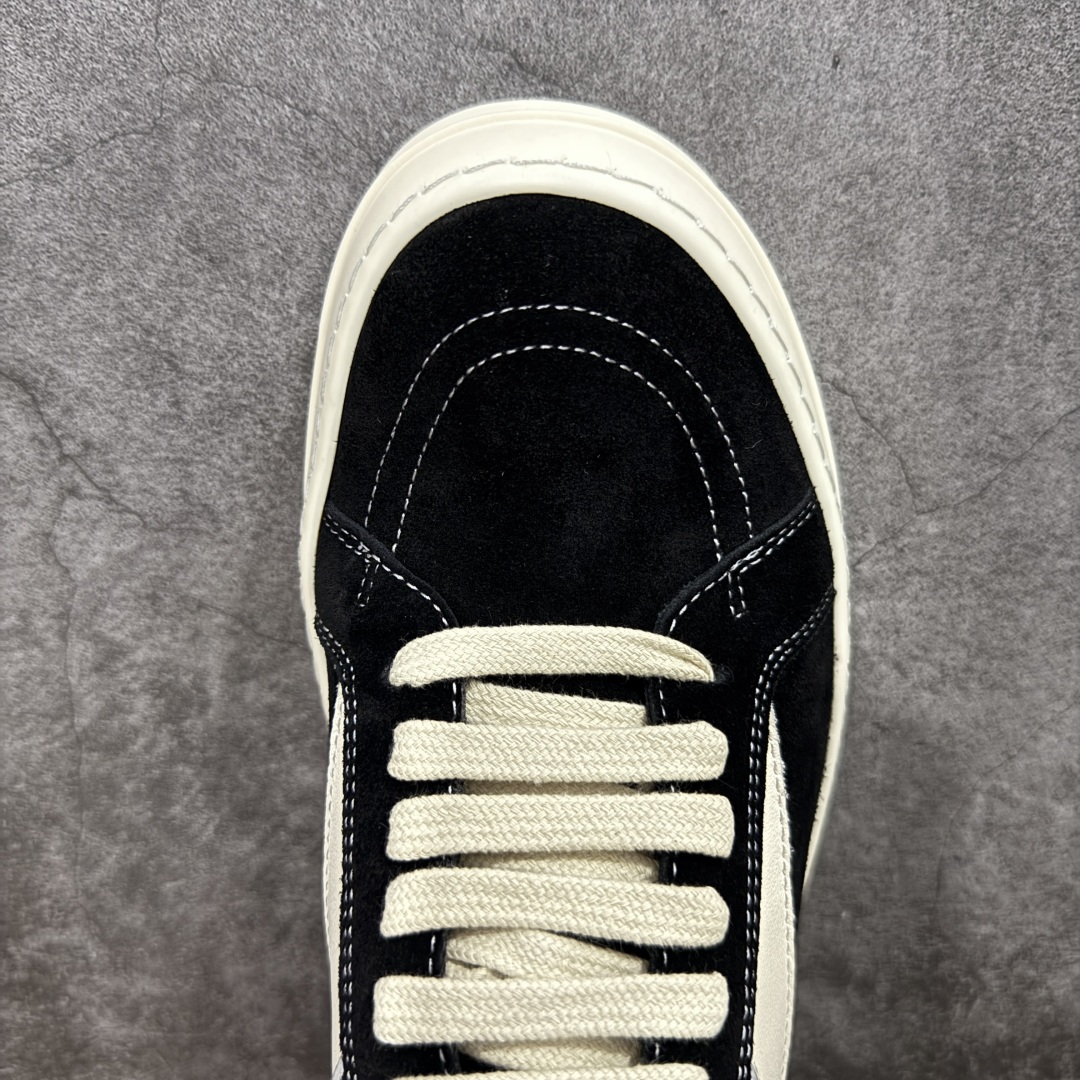 图片[5]-【S版本】RO欧文斯Rickowens 主线 经典西瓜头款式“RO低帮黑白进口原料牛皮 莞产A级货 主打外贸 微店 平台 12个色陆续上架后续配色还在更新中 产品只会越做越漂亮💯 【鞋头采用原版一致工艺 又翘又歪的效果目前这个技术市面上的任何版本都达不到这个效果】 【经历了3个半月时间洪师傅带领8人团队终于研究出1-1复刻还原版本 东莞厚街洪师傅是一位有着17年的开板师经验丰富的一位老师傅 一针一孔的研究‼️ 私模开发205个走针69个细节一步到位不敢说百分百💯保证有百分之98还原 慢工出细活 好的产品不怕晚 这次的开发针对艺术家 收藏家 高品质 的人群】 水染粒面小牛皮材质，和针车间距都是极致还原！ 顶级头层的小牛皮，质感无敌，奢侈品的触感！ 定制品牌logo的拉链！超大一比一规格礼盒装，重达3斤以上，外加定制欧文斯保护盒！ 配有日文、英文，双语种配件卡片！细节诠释，一件不落。 鞋盒翻盖 三标，正面+底部都一一做到！虽然增加不了实质的成本，但是打磨产品的细节，再微小也会还原！ 尺码：35 36 37 38 39 40 41 42 43 44 45 46-选品中心