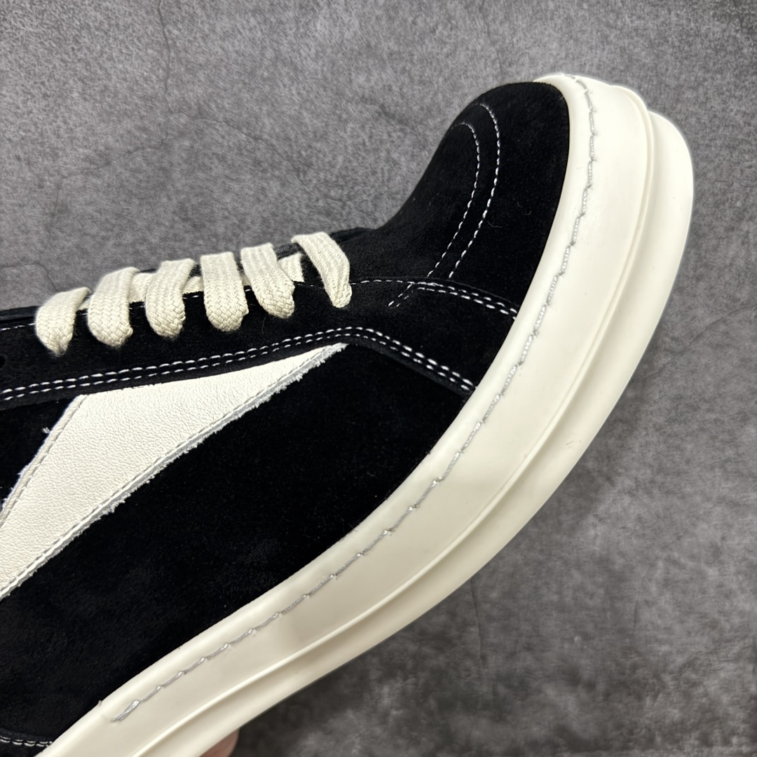 图片[6]-【S版本】RO欧文斯Rickowens 主线 经典西瓜头款式“RO低帮黑白进口原料牛皮 莞产A级货 主打外贸 微店 平台 12个色陆续上架后续配色还在更新中 产品只会越做越漂亮💯 【鞋头采用原版一致工艺 又翘又歪的效果目前这个技术市面上的任何版本都达不到这个效果】 【经历了3个半月时间洪师傅带领8人团队终于研究出1-1复刻还原版本 东莞厚街洪师傅是一位有着17年的开板师经验丰富的一位老师傅 一针一孔的研究‼️ 私模开发205个走针69个细节一步到位不敢说百分百💯保证有百分之98还原 慢工出细活 好的产品不怕晚 这次的开发针对艺术家 收藏家 高品质 的人群】 水染粒面小牛皮材质，和针车间距都是极致还原！ 顶级头层的小牛皮，质感无敌，奢侈品的触感！ 定制品牌logo的拉链！超大一比一规格礼盒装，重达3斤以上，外加定制欧文斯保护盒！ 配有日文、英文，双语种配件卡片！细节诠释，一件不落。 鞋盒翻盖 三标，正面+底部都一一做到！虽然增加不了实质的成本，但是打磨产品的细节，再微小也会还原！ 尺码：35 36 37 38 39 40 41 42 43 44 45 46-选品中心