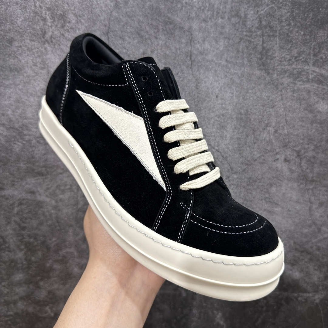 图片[3]-【S版本】RO欧文斯Rickowens 主线 经典西瓜头款式“RO低帮黑白进口原料牛皮 莞产A级货 主打外贸 微店 平台 12个色陆续上架后续配色还在更新中 产品只会越做越漂亮💯 【鞋头采用原版一致工艺 又翘又歪的效果目前这个技术市面上的任何版本都达不到这个效果】 【经历了3个半月时间洪师傅带领8人团队终于研究出1-1复刻还原版本 东莞厚街洪师傅是一位有着17年的开板师经验丰富的一位老师傅 一针一孔的研究‼️ 私模开发205个走针69个细节一步到位不敢说百分百💯保证有百分之98还原 慢工出细活 好的产品不怕晚 这次的开发针对艺术家 收藏家 高品质 的人群】 水染粒面小牛皮材质，和针车间距都是极致还原！ 顶级头层的小牛皮，质感无敌，奢侈品的触感！ 定制品牌logo的拉链！超大一比一规格礼盒装，重达3斤以上，外加定制欧文斯保护盒！ 配有日文、英文，双语种配件卡片！细节诠释，一件不落。 鞋盒翻盖 三标，正面+底部都一一做到！虽然增加不了实质的成本，但是打磨产品的细节，再微小也会还原！ 尺码：35 36 37 38 39 40 41 42 43 44 45 46-选品中心