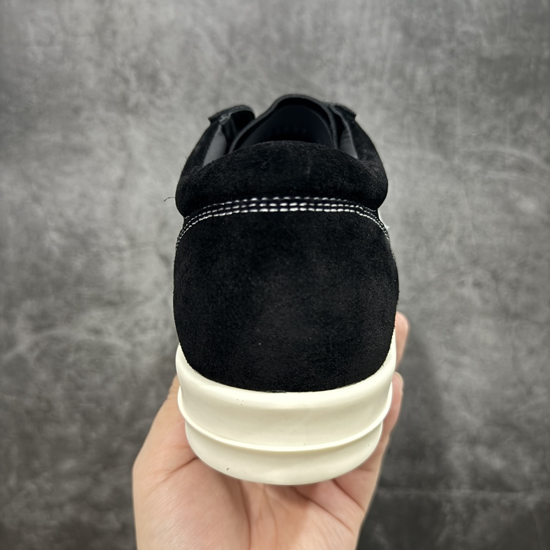 图片[4]-【S版本】RO欧文斯Rickowens 主线 经典西瓜头款式“RO低帮黑白进口原料牛皮 莞产A级货 主打外贸 微店 平台 12个色陆续上架后续配色还在更新中 产品只会越做越漂亮💯 【鞋头采用原版一致工艺 又翘又歪的效果目前这个技术市面上的任何版本都达不到这个效果】 【经历了3个半月时间洪师傅带领8人团队终于研究出1-1复刻还原版本 东莞厚街洪师傅是一位有着17年的开板师经验丰富的一位老师傅 一针一孔的研究‼️ 私模开发205个走针69个细节一步到位不敢说百分百💯保证有百分之98还原 慢工出细活 好的产品不怕晚 这次的开发针对艺术家 收藏家 高品质 的人群】 水染粒面小牛皮材质，和针车间距都是极致还原！ 顶级头层的小牛皮，质感无敌，奢侈品的触感！ 定制品牌logo的拉链！超大一比一规格礼盒装，重达3斤以上，外加定制欧文斯保护盒！ 配有日文、英文，双语种配件卡片！细节诠释，一件不落。 鞋盒翻盖 三标，正面+底部都一一做到！虽然增加不了实质的成本，但是打磨产品的细节，再微小也会还原！ 尺码：35 36 37 38 39 40 41 42 43 44 45 46-选品中心