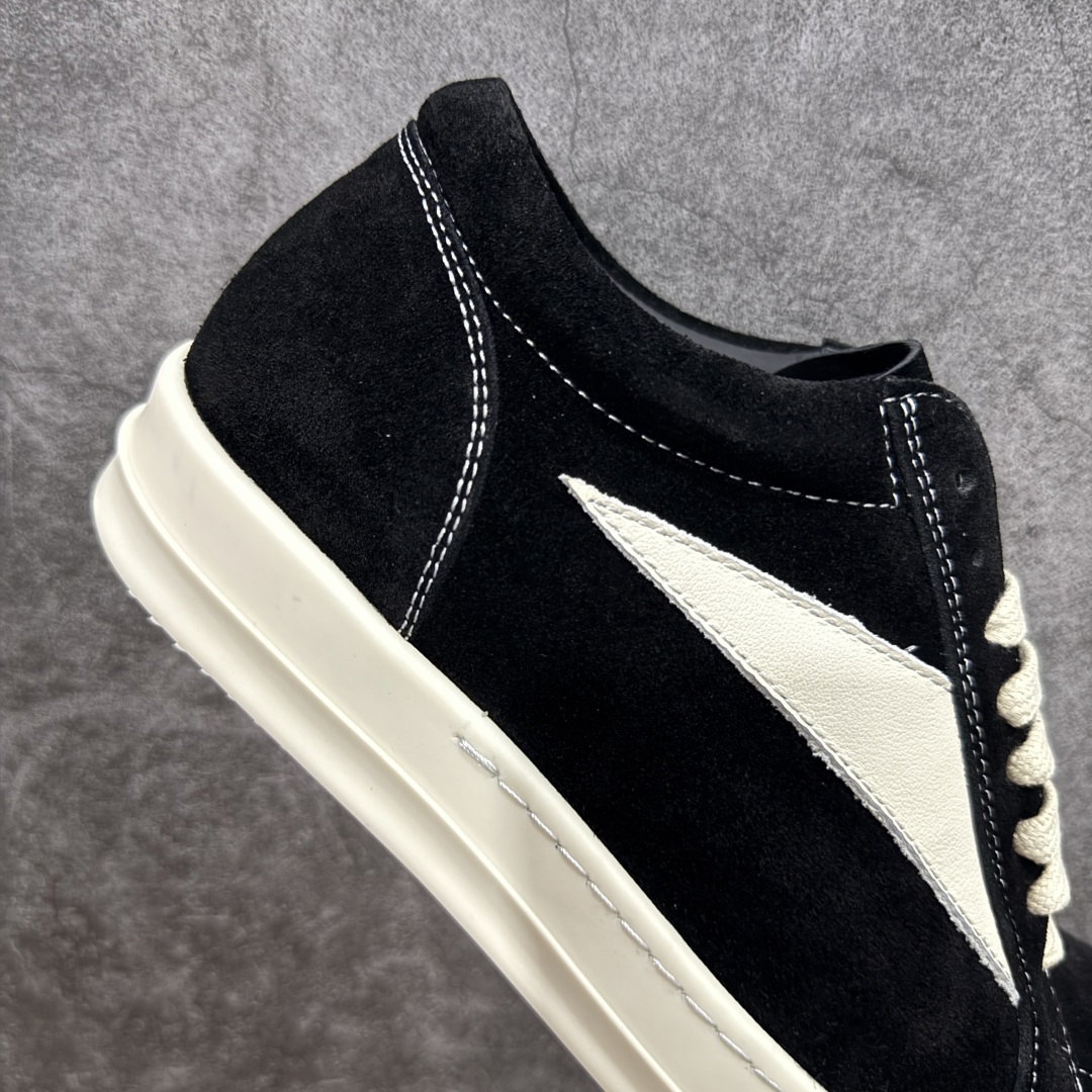 图片[7]-【S版本】RO欧文斯Rickowens 主线 经典西瓜头款式“RO低帮黑白进口原料牛皮 莞产A级货 主打外贸 微店 平台 12个色陆续上架后续配色还在更新中 产品只会越做越漂亮💯 【鞋头采用原版一致工艺 又翘又歪的效果目前这个技术市面上的任何版本都达不到这个效果】 【经历了3个半月时间洪师傅带领8人团队终于研究出1-1复刻还原版本 东莞厚街洪师傅是一位有着17年的开板师经验丰富的一位老师傅 一针一孔的研究‼️ 私模开发205个走针69个细节一步到位不敢说百分百💯保证有百分之98还原 慢工出细活 好的产品不怕晚 这次的开发针对艺术家 收藏家 高品质 的人群】 水染粒面小牛皮材质，和针车间距都是极致还原！ 顶级头层的小牛皮，质感无敌，奢侈品的触感！ 定制品牌logo的拉链！超大一比一规格礼盒装，重达3斤以上，外加定制欧文斯保护盒！ 配有日文、英文，双语种配件卡片！细节诠释，一件不落。 鞋盒翻盖 三标，正面+底部都一一做到！虽然增加不了实质的成本，但是打磨产品的细节，再微小也会还原！ 尺码：35 36 37 38 39 40 41 42 43 44 45 46-选品中心