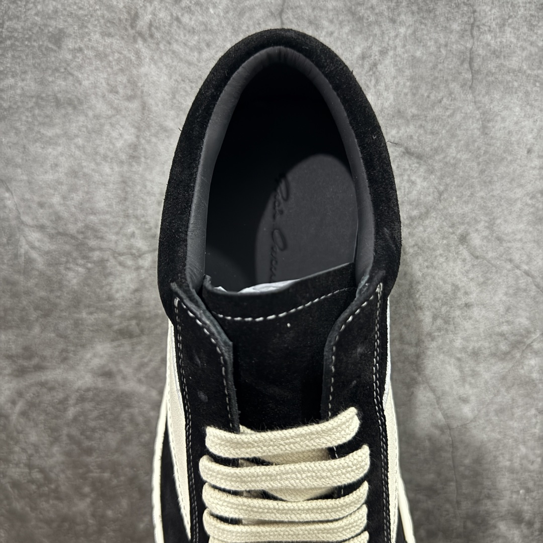 图片[8]-【S版本】RO欧文斯Rickowens 主线 经典西瓜头款式“RO低帮黑白进口原料牛皮 莞产A级货 主打外贸 微店 平台 12个色陆续上架后续配色还在更新中 产品只会越做越漂亮💯 【鞋头采用原版一致工艺 又翘又歪的效果目前这个技术市面上的任何版本都达不到这个效果】 【经历了3个半月时间洪师傅带领8人团队终于研究出1-1复刻还原版本 东莞厚街洪师傅是一位有着17年的开板师经验丰富的一位老师傅 一针一孔的研究‼️ 私模开发205个走针69个细节一步到位不敢说百分百💯保证有百分之98还原 慢工出细活 好的产品不怕晚 这次的开发针对艺术家 收藏家 高品质 的人群】 水染粒面小牛皮材质，和针车间距都是极致还原！ 顶级头层的小牛皮，质感无敌，奢侈品的触感！ 定制品牌logo的拉链！超大一比一规格礼盒装，重达3斤以上，外加定制欧文斯保护盒！ 配有日文、英文，双语种配件卡片！细节诠释，一件不落。 鞋盒翻盖 三标，正面+底部都一一做到！虽然增加不了实质的成本，但是打磨产品的细节，再微小也会还原！ 尺码：35 36 37 38 39 40 41 42 43 44 45 46-选品中心