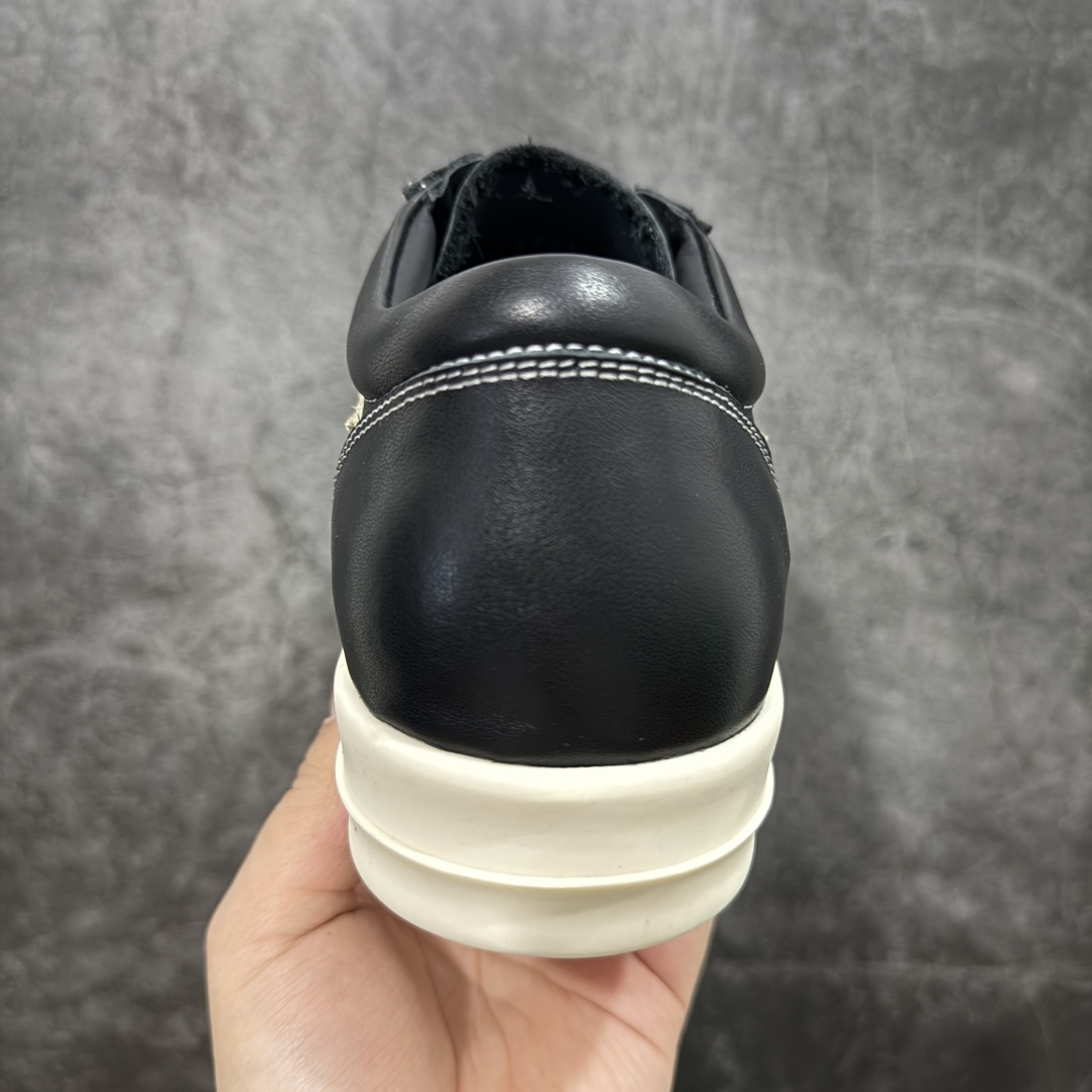 图片[4]-【S版本】RO欧文斯Rickowens 主线 经典西瓜头款式“RO低帮黑白进口原料牛皮 莞产A级货 主打外贸 微店 平台 12个色陆续上架后续配色还在更新中 产品只会越做越漂亮💯 【鞋头采用原版一致工艺 又翘又歪的效果目前这个技术市面上的任何版本都达不到这个效果】 【经历了3个半月时间洪师傅带领8人团队终于研究出1-1复刻还原版本 东莞厚街洪师傅是一位有着17年的开板师经验丰富的一位老师傅 一针一孔的研究‼️ 私模开发205个走针69个细节一步到位不敢说百分百💯保证有百分之98还原 慢工出细活 好的产品不怕晚 这次的开发针对艺术家 收藏家 高品质 的人群】 水染粒面小牛皮材质，和针车间距都是极致还原！ 顶级头层的小牛皮，质感无敌，奢侈品的触感！ 定制品牌logo的拉链！超大一比一规格礼盒装，重达3斤以上，外加定制欧文斯保护盒！ 配有日文、英文，双语种配件卡片！细节诠释，一件不落。 鞋盒翻盖 三标，正面+底部都一一做到！虽然增加不了实质的成本，但是打磨产品的细节，再微小也会还原！ 尺码：35 36 37 38 39 40 41 42 43 44 45 46-选品中心