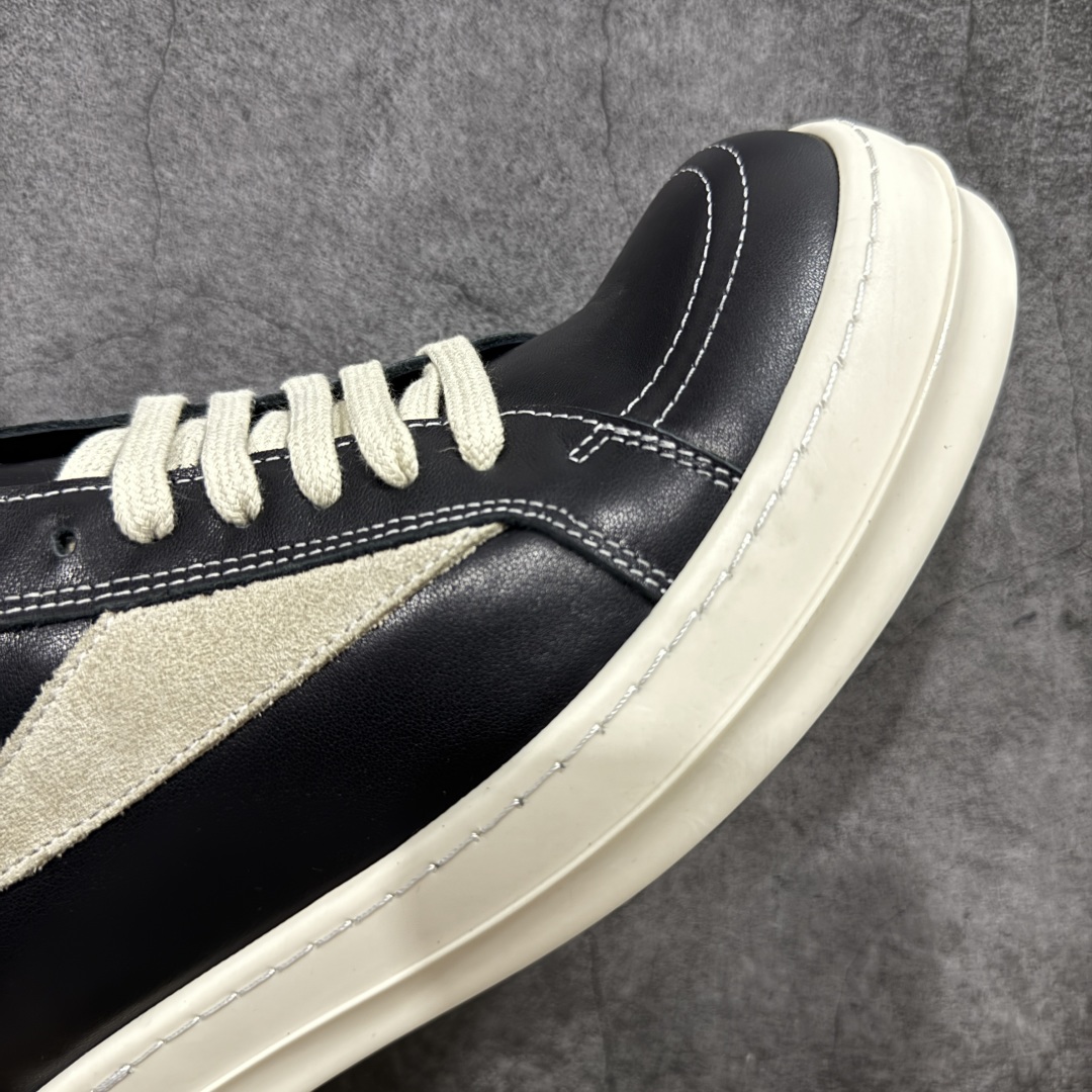 图片[6]-【S版本】RO欧文斯Rickowens 主线 经典西瓜头款式“RO低帮黑白进口原料牛皮 莞产A级货 主打外贸 微店 平台 12个色陆续上架后续配色还在更新中 产品只会越做越漂亮💯 【鞋头采用原版一致工艺 又翘又歪的效果目前这个技术市面上的任何版本都达不到这个效果】 【经历了3个半月时间洪师傅带领8人团队终于研究出1-1复刻还原版本 东莞厚街洪师傅是一位有着17年的开板师经验丰富的一位老师傅 一针一孔的研究‼️ 私模开发205个走针69个细节一步到位不敢说百分百💯保证有百分之98还原 慢工出细活 好的产品不怕晚 这次的开发针对艺术家 收藏家 高品质 的人群】 水染粒面小牛皮材质，和针车间距都是极致还原！ 顶级头层的小牛皮，质感无敌，奢侈品的触感！ 定制品牌logo的拉链！超大一比一规格礼盒装，重达3斤以上，外加定制欧文斯保护盒！ 配有日文、英文，双语种配件卡片！细节诠释，一件不落。 鞋盒翻盖 三标，正面+底部都一一做到！虽然增加不了实质的成本，但是打磨产品的细节，再微小也会还原！ 尺码：35 36 37 38 39 40 41 42 43 44 45 46-选品中心