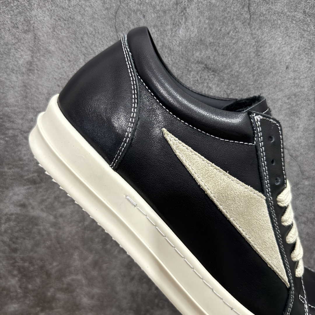 图片[7]-【S版本】RO欧文斯Rickowens 主线 经典西瓜头款式“RO低帮黑白进口原料牛皮 莞产A级货 主打外贸 微店 平台 12个色陆续上架后续配色还在更新中 产品只会越做越漂亮💯 【鞋头采用原版一致工艺 又翘又歪的效果目前这个技术市面上的任何版本都达不到这个效果】 【经历了3个半月时间洪师傅带领8人团队终于研究出1-1复刻还原版本 东莞厚街洪师傅是一位有着17年的开板师经验丰富的一位老师傅 一针一孔的研究‼️ 私模开发205个走针69个细节一步到位不敢说百分百💯保证有百分之98还原 慢工出细活 好的产品不怕晚 这次的开发针对艺术家 收藏家 高品质 的人群】 水染粒面小牛皮材质，和针车间距都是极致还原！ 顶级头层的小牛皮，质感无敌，奢侈品的触感！ 定制品牌logo的拉链！超大一比一规格礼盒装，重达3斤以上，外加定制欧文斯保护盒！ 配有日文、英文，双语种配件卡片！细节诠释，一件不落。 鞋盒翻盖 三标，正面+底部都一一做到！虽然增加不了实质的成本，但是打磨产品的细节，再微小也会还原！ 尺码：35 36 37 38 39 40 41 42 43 44 45 46-选品中心