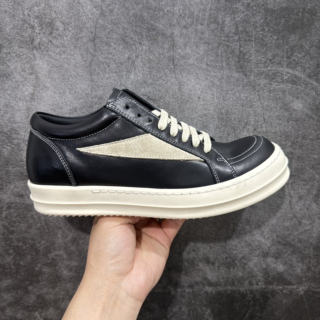【S版本】RO欧文斯Rickowens 主线 经典西瓜头款式“RO低帮黑白进口原料牛皮 莞产A级货 主打外贸 微店 平台 12个色陆续上架后续配色还在更新中 产品只会越做越漂亮💯 【鞋头采用原版一致工艺 又翘又歪的效果目前这个技术市面上的任何版本都达不到这个效果】 【经历了3个半月时间洪师傅带领8人团队终于研究出1-1复刻还原版本 东莞厚街洪师傅是一位有着17年的开板师经验丰富的一位老师傅 一针一孔的研究‼️ 私模开发205个走针69个细节一步到位不敢说百分百💯保证有百分之98还原 慢工出细活 好的产品不怕晚 这次的开发针对艺术家 收藏家 高品质 的人群】 水染粒面小牛皮材质,和针车间距都是极致还原! 顶级头层的小牛皮,质感无敌,奢侈品的触感! 定制品牌logo的拉链!超大一比一规格礼盒装,重达3斤以上,外加定制欧文斯保护盒! 配有日文、英文,双语种配件卡片!细节诠释,一件不落。 鞋盒翻盖 三标,正面+底部都一一做到!虽然增加不了实质的成本,但是打磨产品的细节,再微小也会还原! 尺码:35 36 37 38 39 40 41 42 43 44 45 46-选品中心