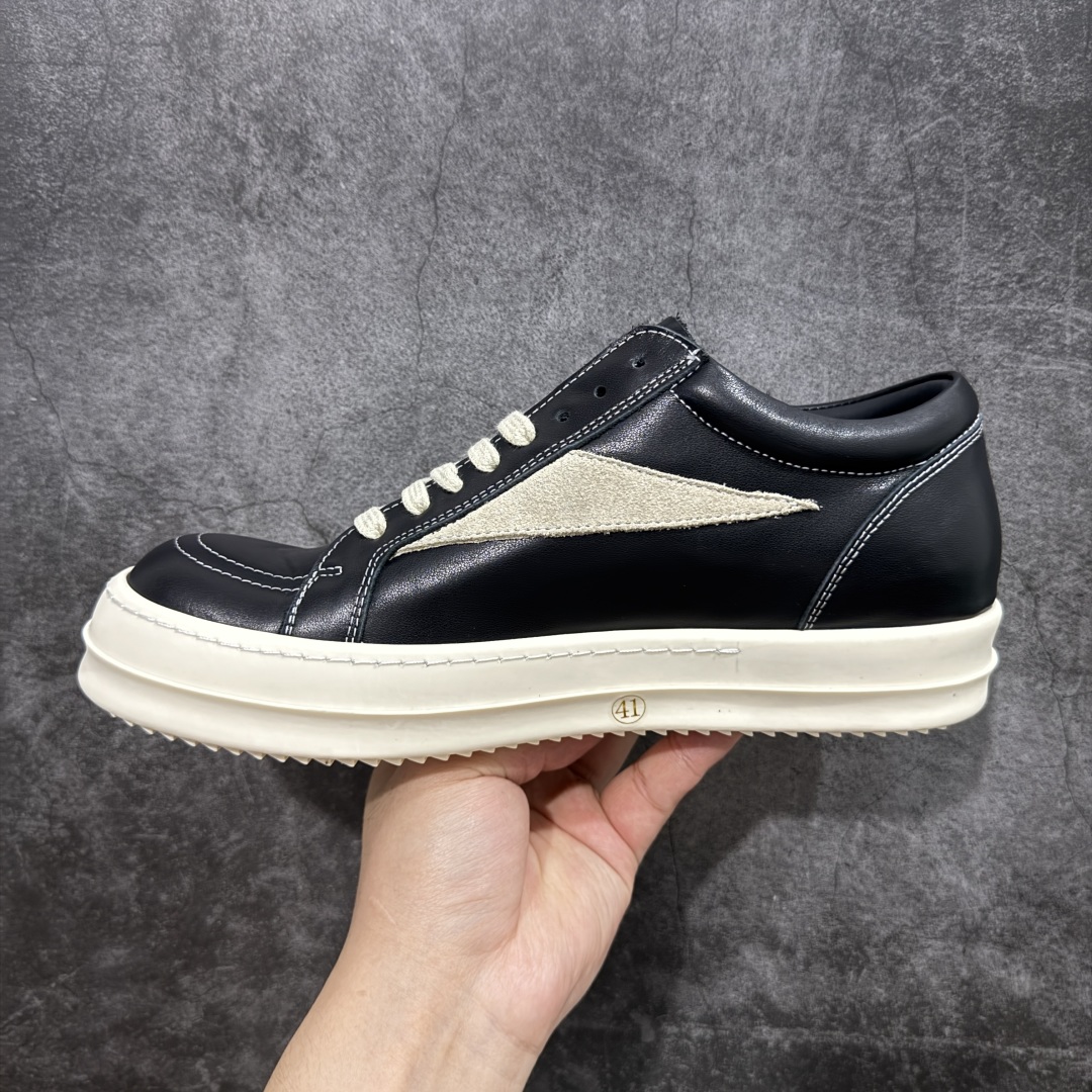 图片[2]-【S版本】RO欧文斯Rickowens 主线 经典西瓜头款式“RO低帮黑白进口原料牛皮 莞产A级货 主打外贸 微店 平台 12个色陆续上架后续配色还在更新中 产品只会越做越漂亮💯 【鞋头采用原版一致工艺 又翘又歪的效果目前这个技术市面上的任何版本都达不到这个效果】 【经历了3个半月时间洪师傅带领8人团队终于研究出1-1复刻还原版本 东莞厚街洪师傅是一位有着17年的开板师经验丰富的一位老师傅 一针一孔的研究‼️ 私模开发205个走针69个细节一步到位不敢说百分百💯保证有百分之98还原 慢工出细活 好的产品不怕晚 这次的开发针对艺术家 收藏家 高品质 的人群】 水染粒面小牛皮材质，和针车间距都是极致还原！ 顶级头层的小牛皮，质感无敌，奢侈品的触感！ 定制品牌logo的拉链！超大一比一规格礼盒装，重达3斤以上，外加定制欧文斯保护盒！ 配有日文、英文，双语种配件卡片！细节诠释，一件不落。 鞋盒翻盖 三标，正面+底部都一一做到！虽然增加不了实质的成本，但是打磨产品的细节，再微小也会还原！ 尺码：35 36 37 38 39 40 41 42 43 44 45 46-选品中心