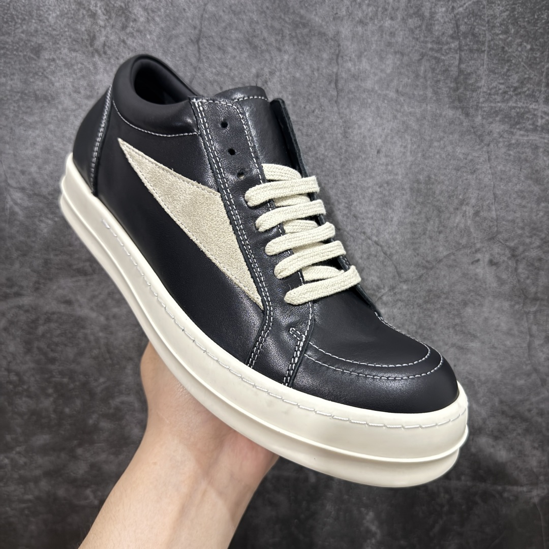 图片[3]-【S版本】RO欧文斯Rickowens 主线 经典西瓜头款式“RO低帮黑白进口原料牛皮 莞产A级货 主打外贸 微店 平台 12个色陆续上架后续配色还在更新中 产品只会越做越漂亮💯 【鞋头采用原版一致工艺 又翘又歪的效果目前这个技术市面上的任何版本都达不到这个效果】 【经历了3个半月时间洪师傅带领8人团队终于研究出1-1复刻还原版本 东莞厚街洪师傅是一位有着17年的开板师经验丰富的一位老师傅 一针一孔的研究‼️ 私模开发205个走针69个细节一步到位不敢说百分百💯保证有百分之98还原 慢工出细活 好的产品不怕晚 这次的开发针对艺术家 收藏家 高品质 的人群】 水染粒面小牛皮材质，和针车间距都是极致还原！ 顶级头层的小牛皮，质感无敌，奢侈品的触感！ 定制品牌logo的拉链！超大一比一规格礼盒装，重达3斤以上，外加定制欧文斯保护盒！ 配有日文、英文，双语种配件卡片！细节诠释，一件不落。 鞋盒翻盖 三标，正面+底部都一一做到！虽然增加不了实质的成本，但是打磨产品的细节，再微小也会还原！ 尺码：35 36 37 38 39 40 41 42 43 44 45 46-选品中心