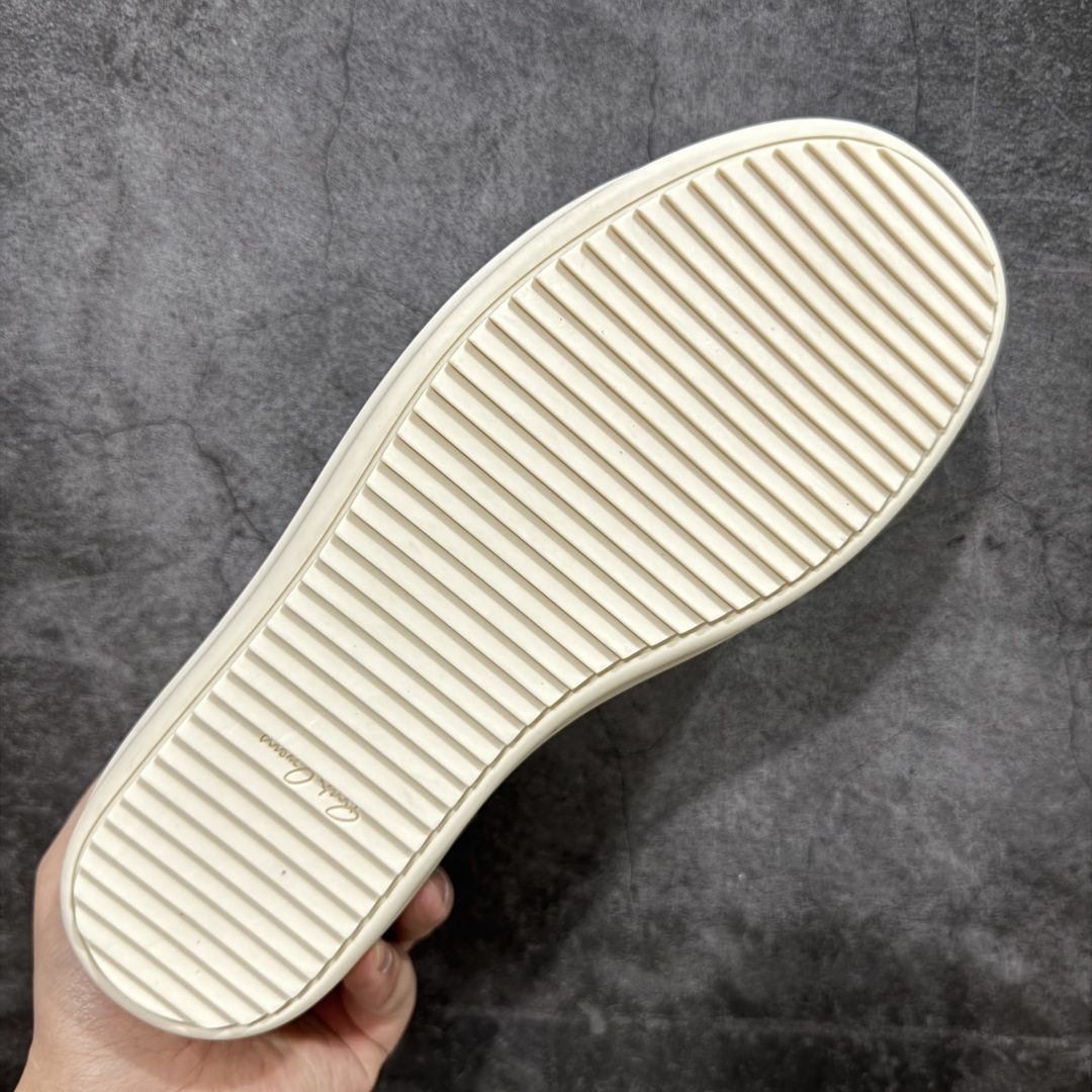 图片[9]-【S版本】RO欧文斯Rickowens 主线 经典西瓜头款式“RO低帮黑白进口原料牛皮 莞产A级货 主打外贸 微店 平台 12个色陆续上架后续配色还在更新中 产品只会越做越漂亮💯 【鞋头采用原版一致工艺 又翘又歪的效果目前这个技术市面上的任何版本都达不到这个效果】 【经历了3个半月时间洪师傅带领8人团队终于研究出1-1复刻还原版本 东莞厚街洪师傅是一位有着17年的开板师经验丰富的一位老师傅 一针一孔的研究‼️ 私模开发205个走针69个细节一步到位不敢说百分百💯保证有百分之98还原 慢工出细活 好的产品不怕晚 这次的开发针对艺术家 收藏家 高品质 的人群】 水染粒面小牛皮材质，和针车间距都是极致还原！ 顶级头层的小牛皮，质感无敌，奢侈品的触感！ 定制品牌logo的拉链！超大一比一规格礼盒装，重达3斤以上，外加定制欧文斯保护盒！ 配有日文、英文，双语种配件卡片！细节诠释，一件不落。 鞋盒翻盖 三标，正面+底部都一一做到！虽然增加不了实质的成本，但是打磨产品的细节，再微小也会还原！ 尺码：35 36 37 38 39 40 41 42 43 44 45 46-选品中心