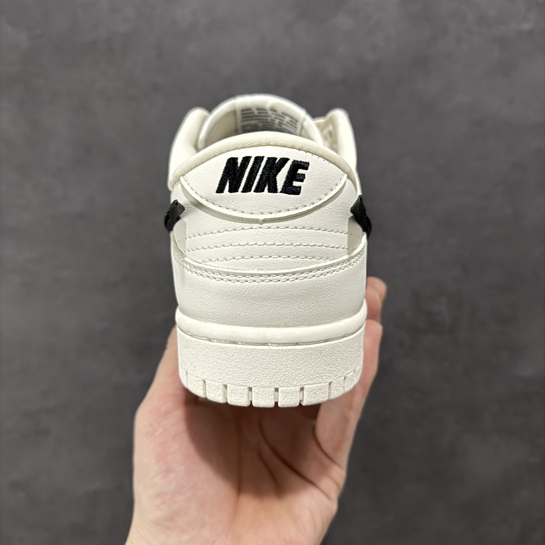 图片[4]-【定制版】Nike SB Dunk Low x AMBUSH x BAPE 米白黑大钩 纯原大厂出品 极力推荐 原装头层材料 独家版型蒸餾加工 帶來的是更好的视觉和脚感体验 大厂纯原品质出货 清洁度 电绣工艺 皮料切割干净无任何毛边 细节完美 货号：XX2025 998 尺码：36 36.5 37.5 38 38.5 39 40 40.5 41 42 42.5 43 44 44.5 45-选品中心