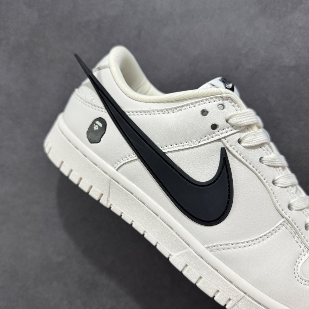 图片[6]-【定制版】Nike SB Dunk Low x AMBUSH x BAPE 米白黑大钩 纯原大厂出品 极力推荐 原装头层材料 独家版型蒸餾加工 帶來的是更好的视觉和脚感体验 大厂纯原品质出货 清洁度 电绣工艺 皮料切割干净无任何毛边 细节完美 货号：XX2025 998 尺码：36 36.5 37.5 38 38.5 39 40 40.5 41 42 42.5 43 44 44.5 45-选品中心