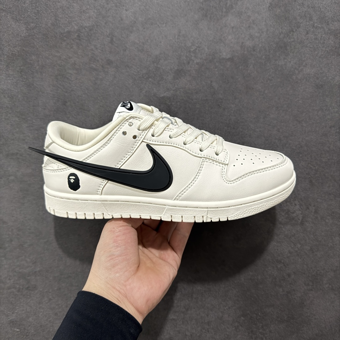 【定制版】Nike SB Dunk Low x AMBUSH x BAPE 米白黑大钩 纯原大厂出品 极力推荐 原装头层材料 独家版型蒸餾加工 帶來的是更好的视觉和脚感体验 大厂纯原品质出货 清洁度 电绣工艺 皮料切割干净无任何毛边 细节完美 货号:XX2025 998 尺码:36 36.5 37.5 38 38.5 39 40 40.5 41 42 42.5 43 44 44.5 45-选品中心